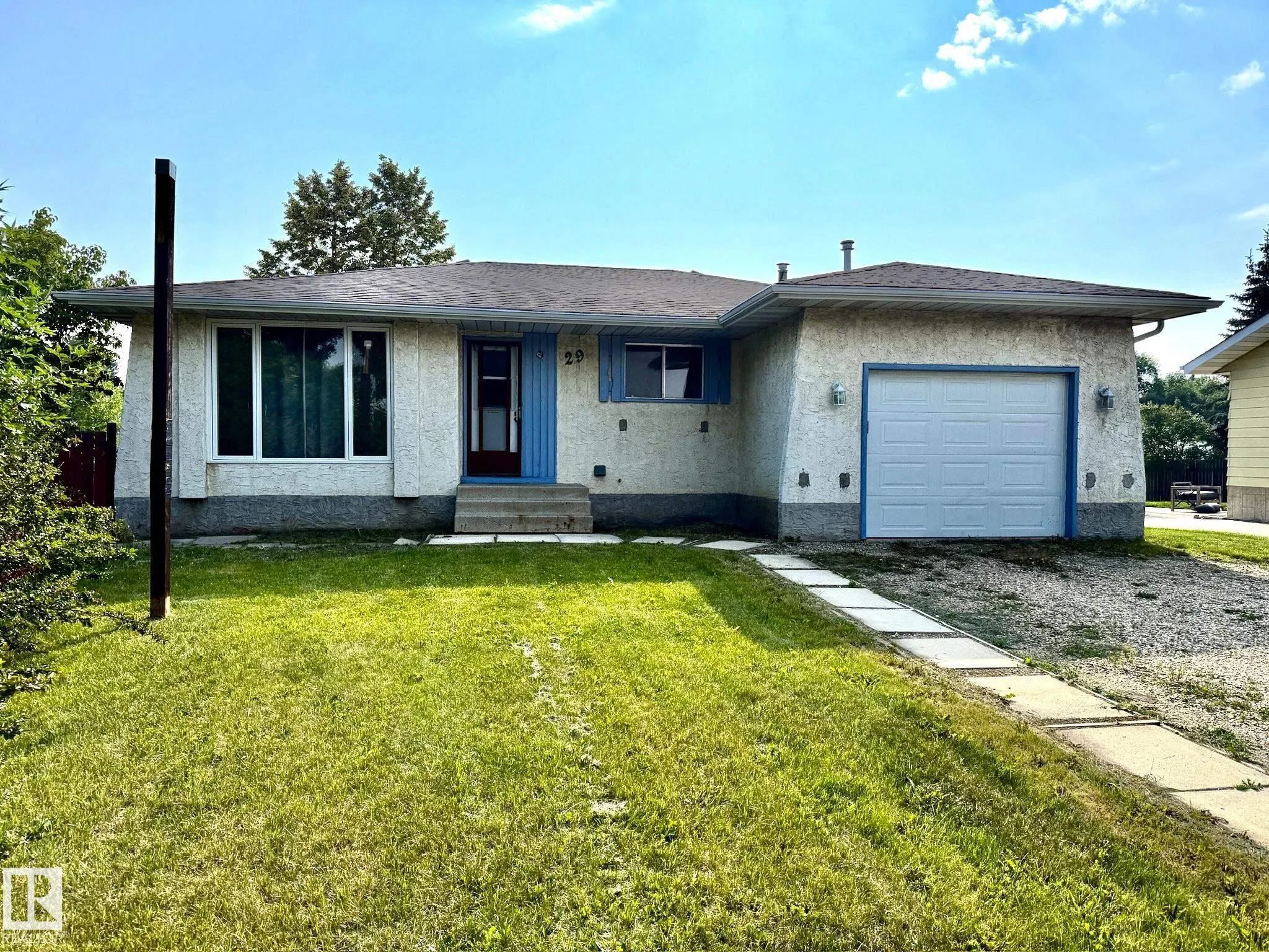 29 CAMELOT Crescent