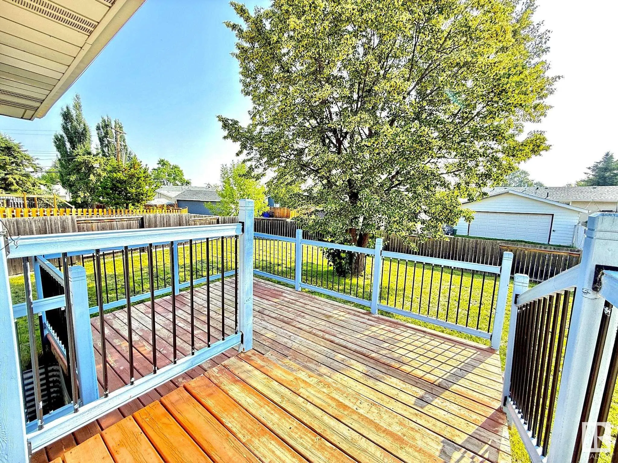 29 CAMELOT Crescent