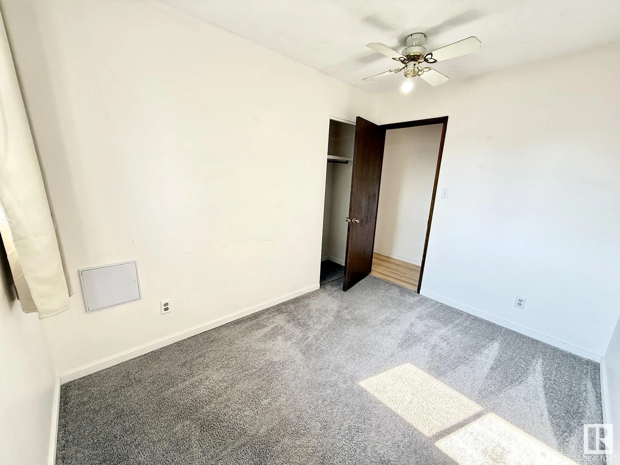 29 CAMELOT Crescent