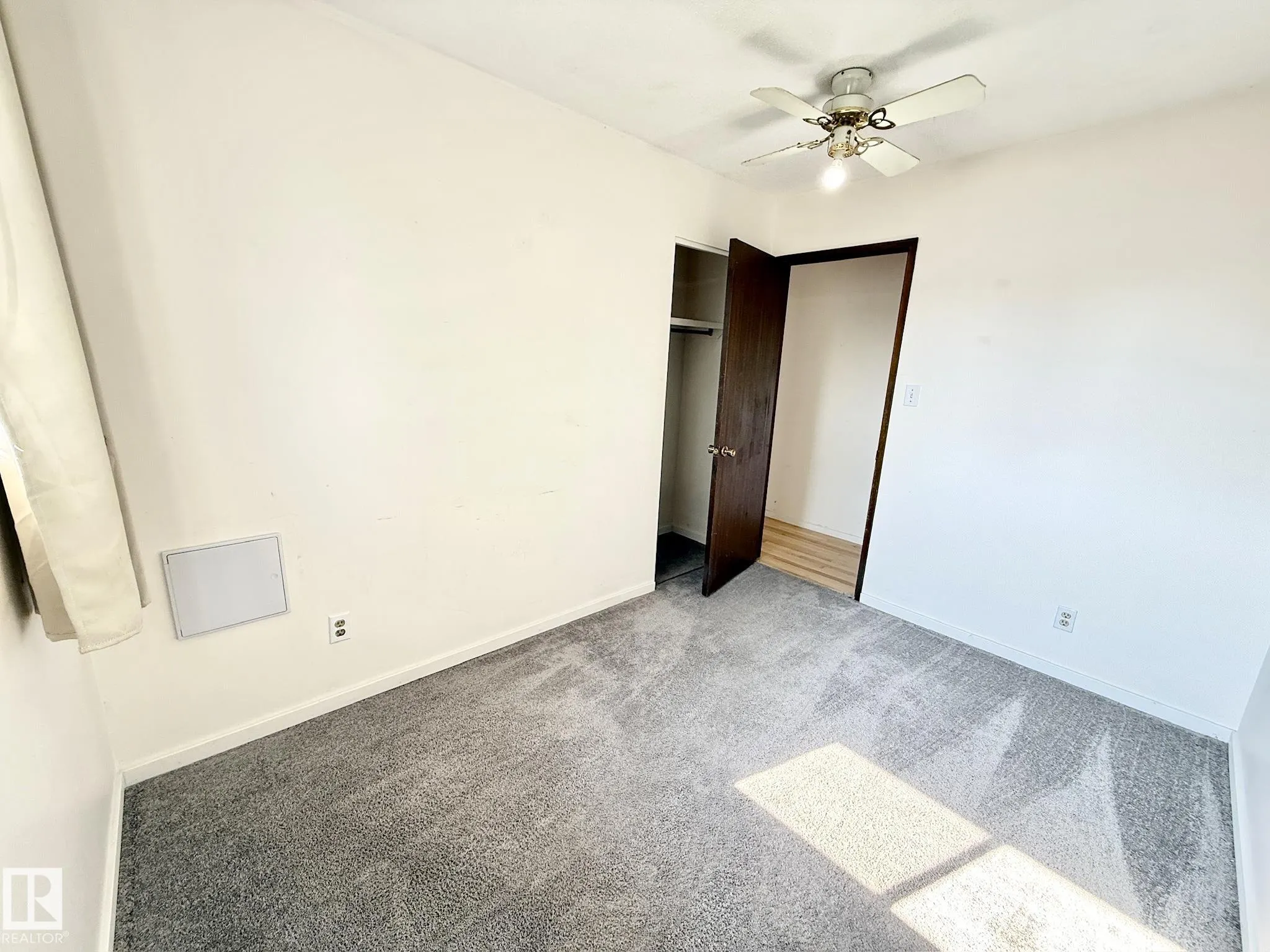 29 CAMELOT Crescent