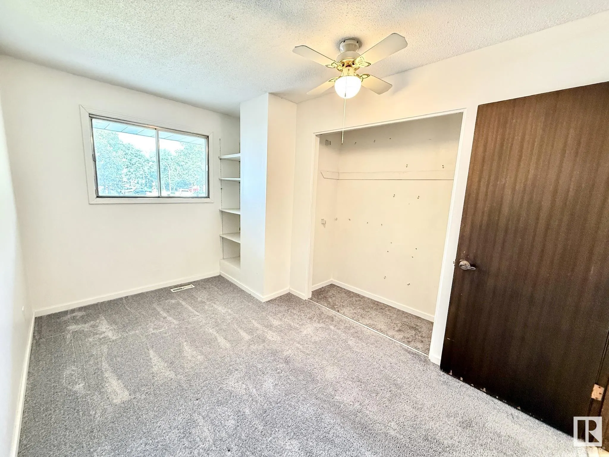 29 CAMELOT Crescent