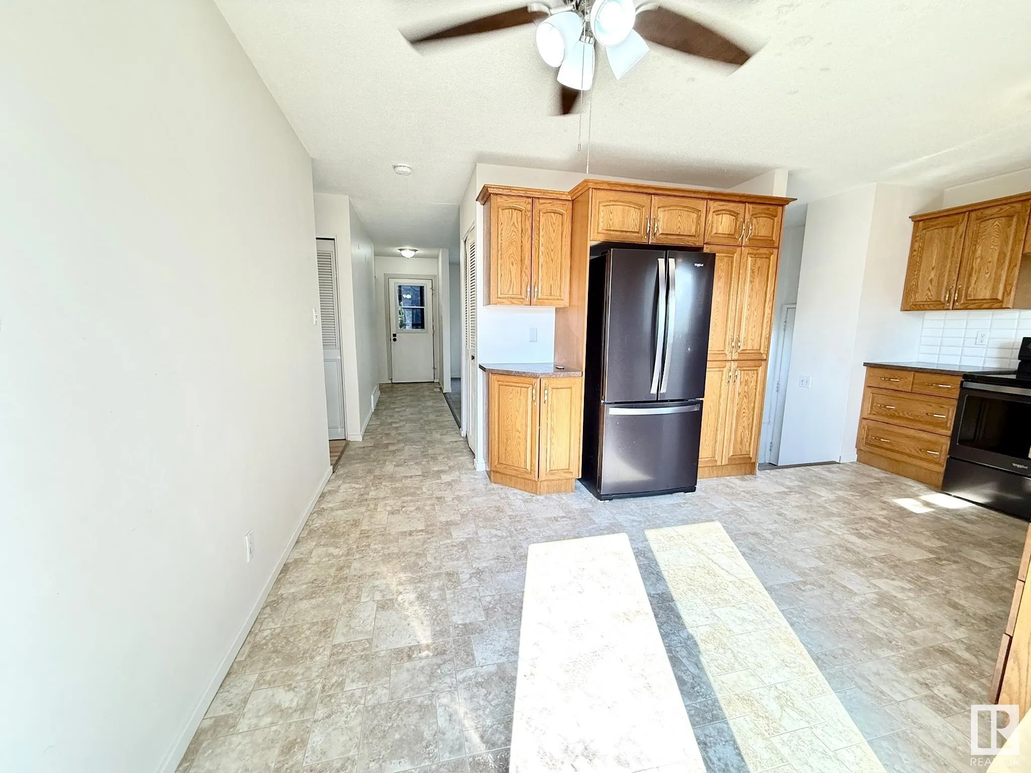 29 CAMELOT Crescent
