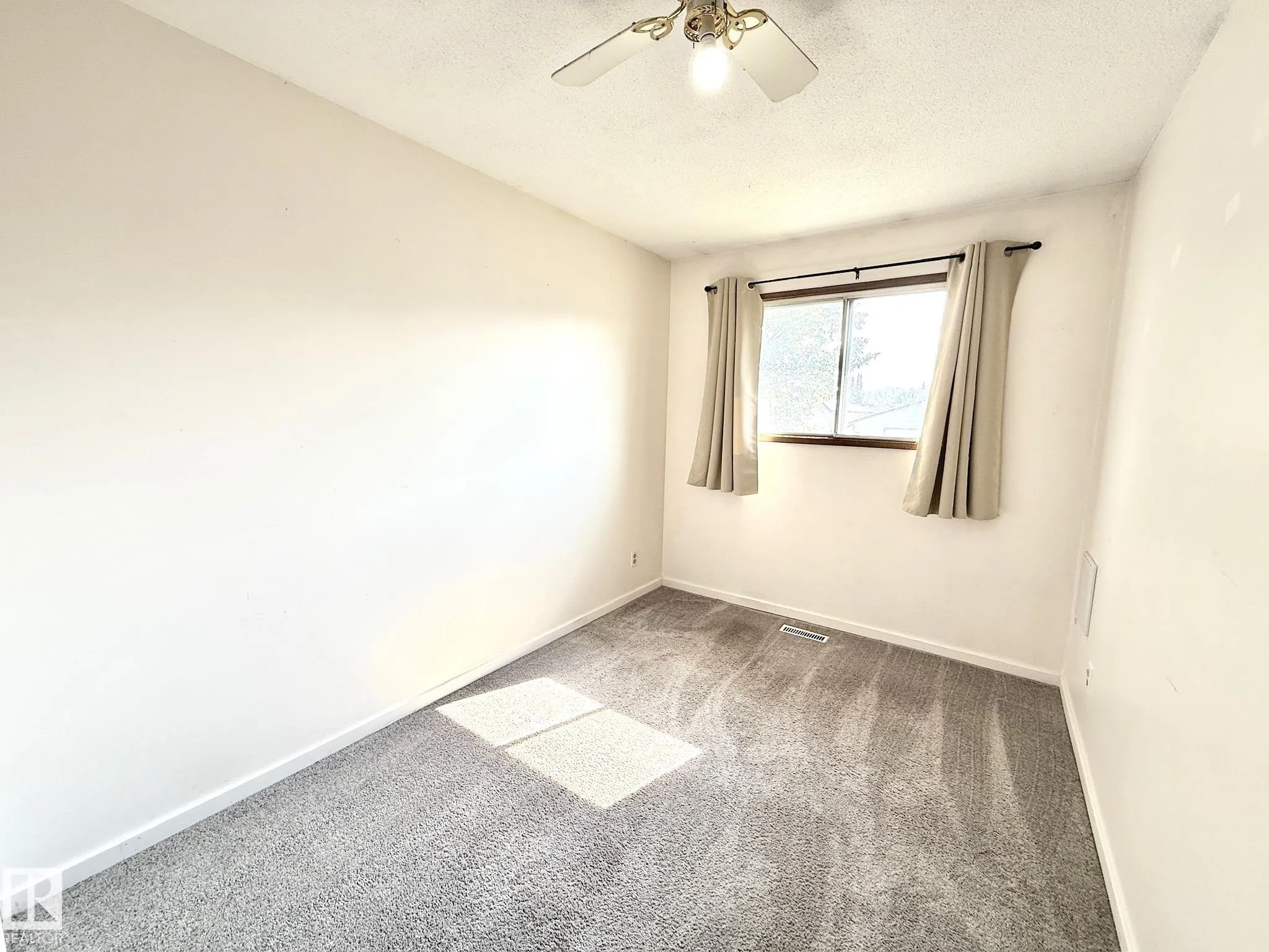29 CAMELOT Crescent