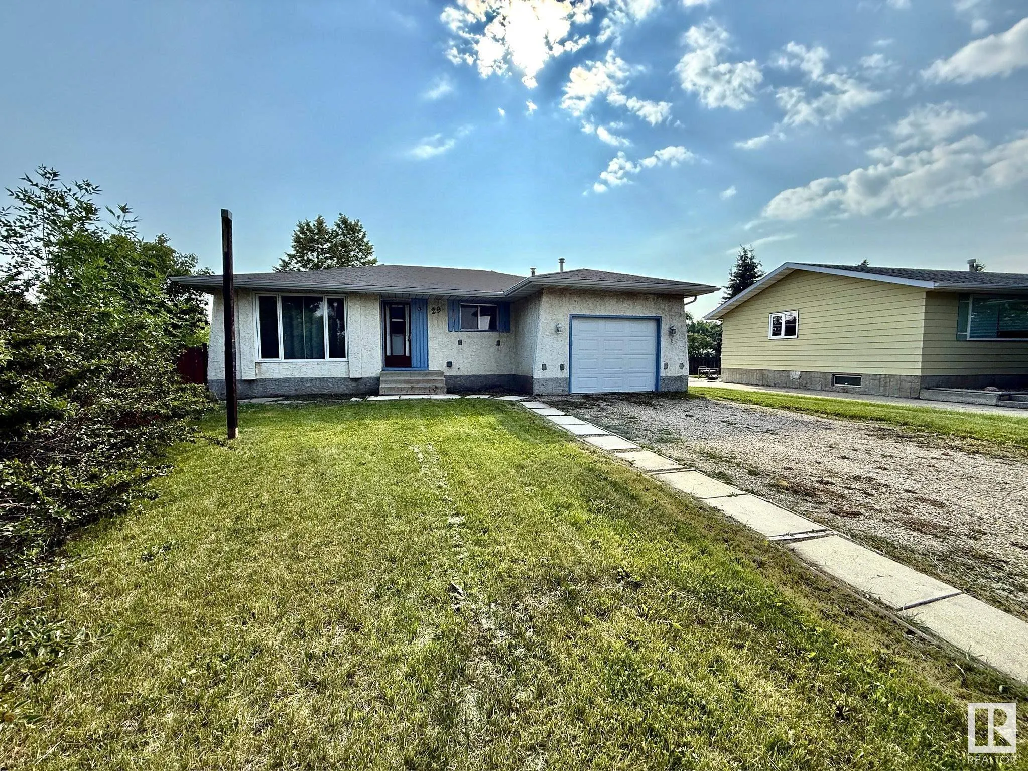 29 CAMELOT Crescent