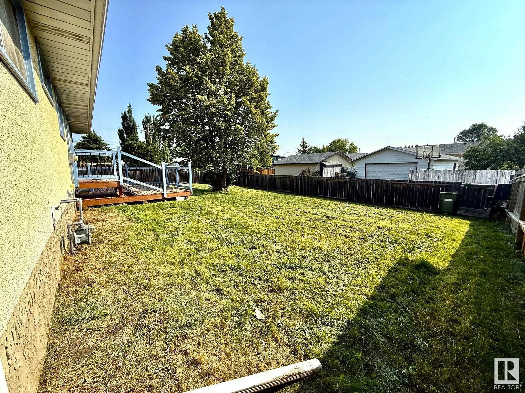 29 CAMELOT Crescent