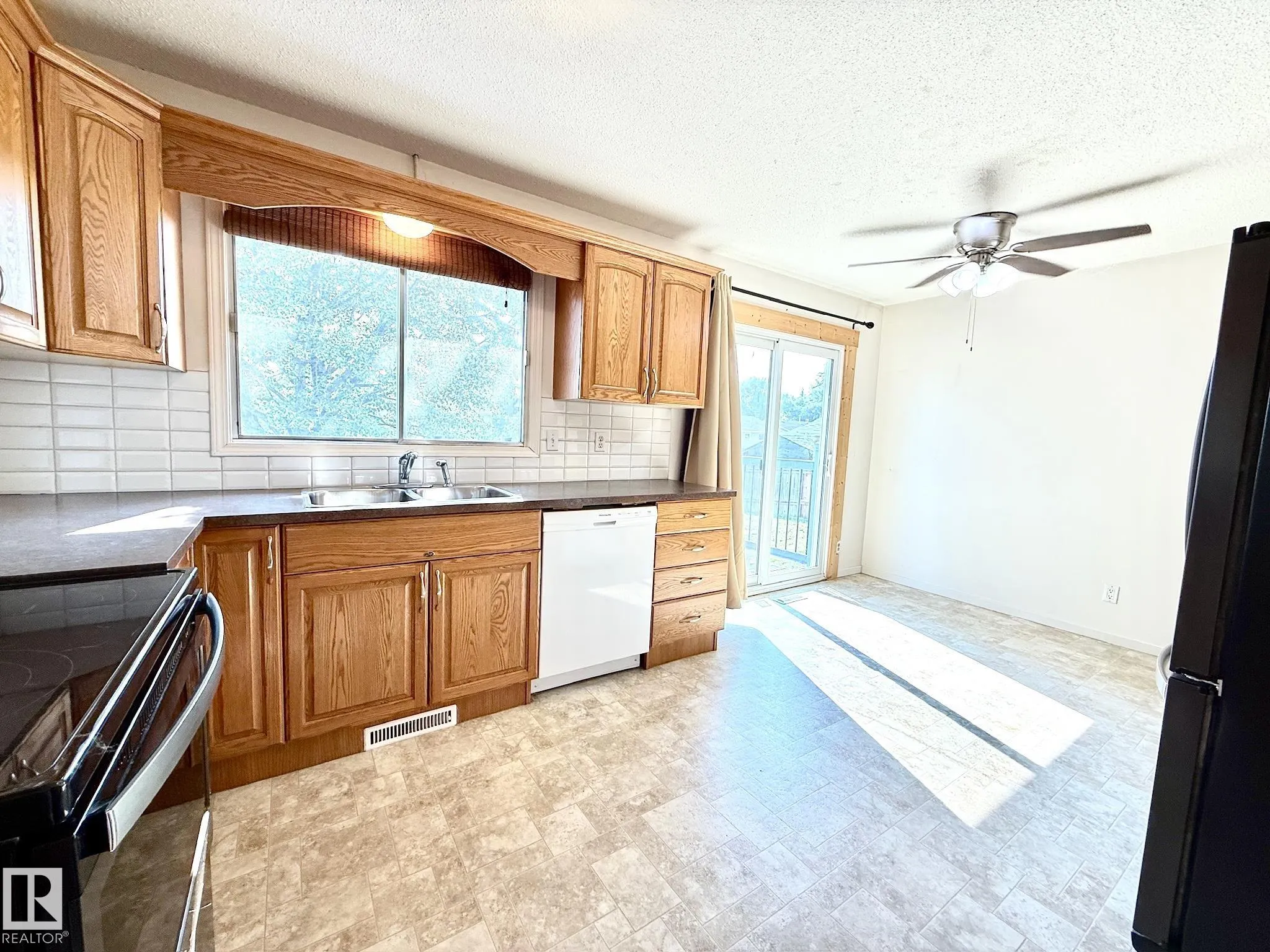 29 CAMELOT Crescent