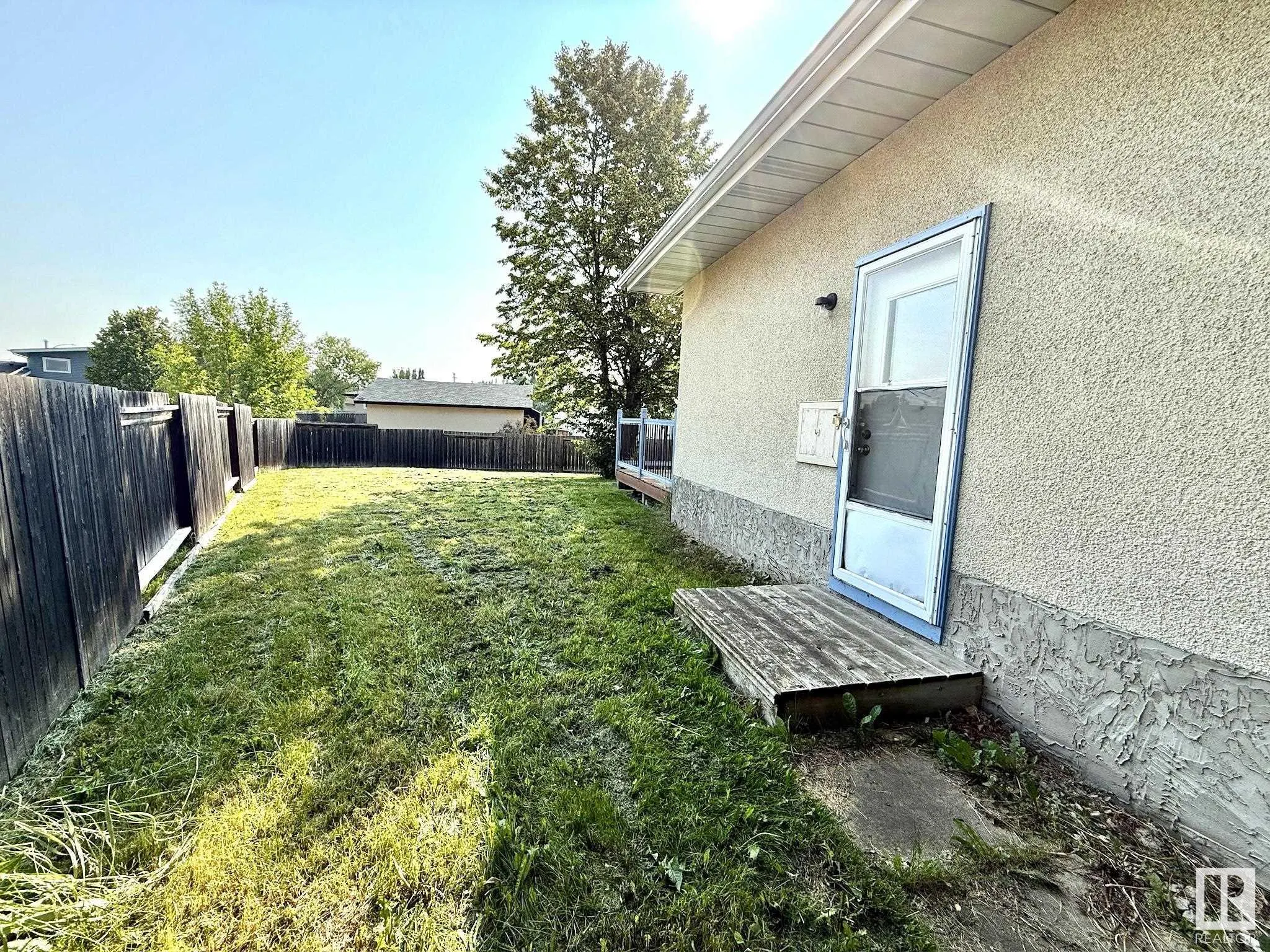 29 CAMELOT Crescent