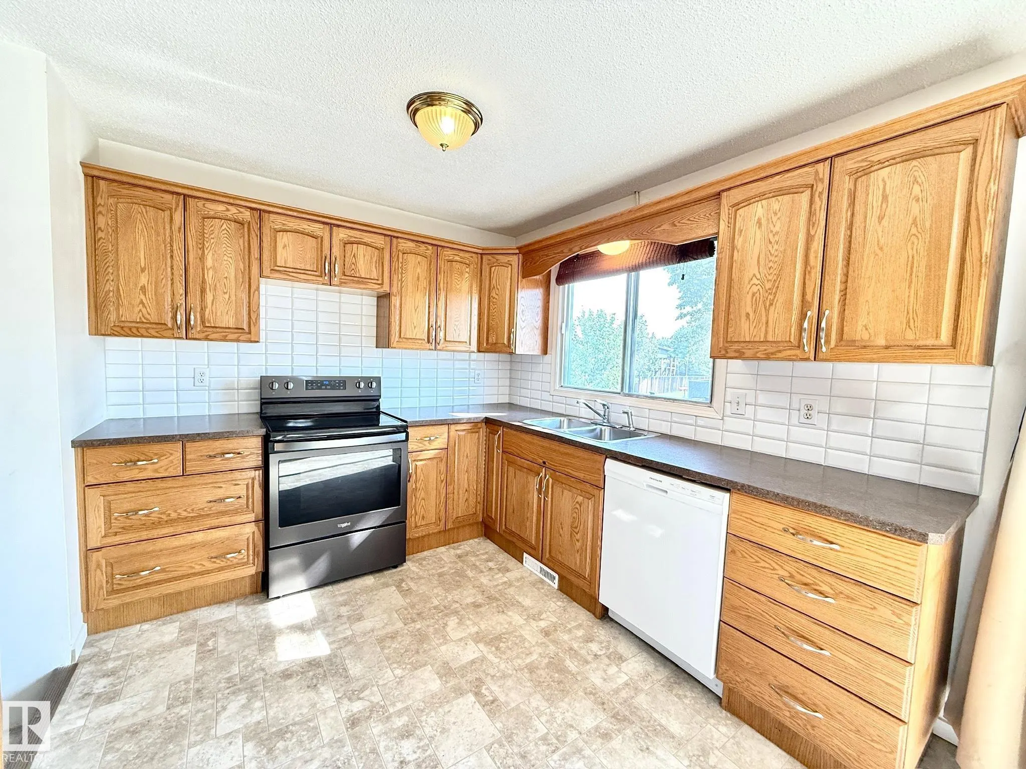 29 CAMELOT Crescent