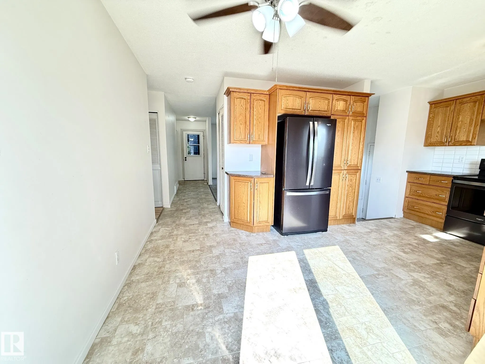29 CAMELOT Crescent