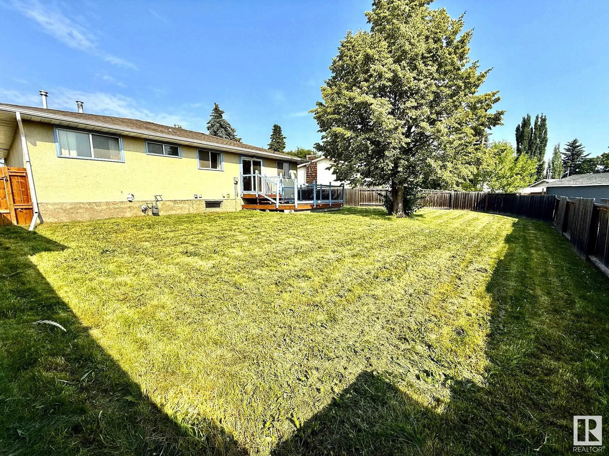 29 CAMELOT Crescent