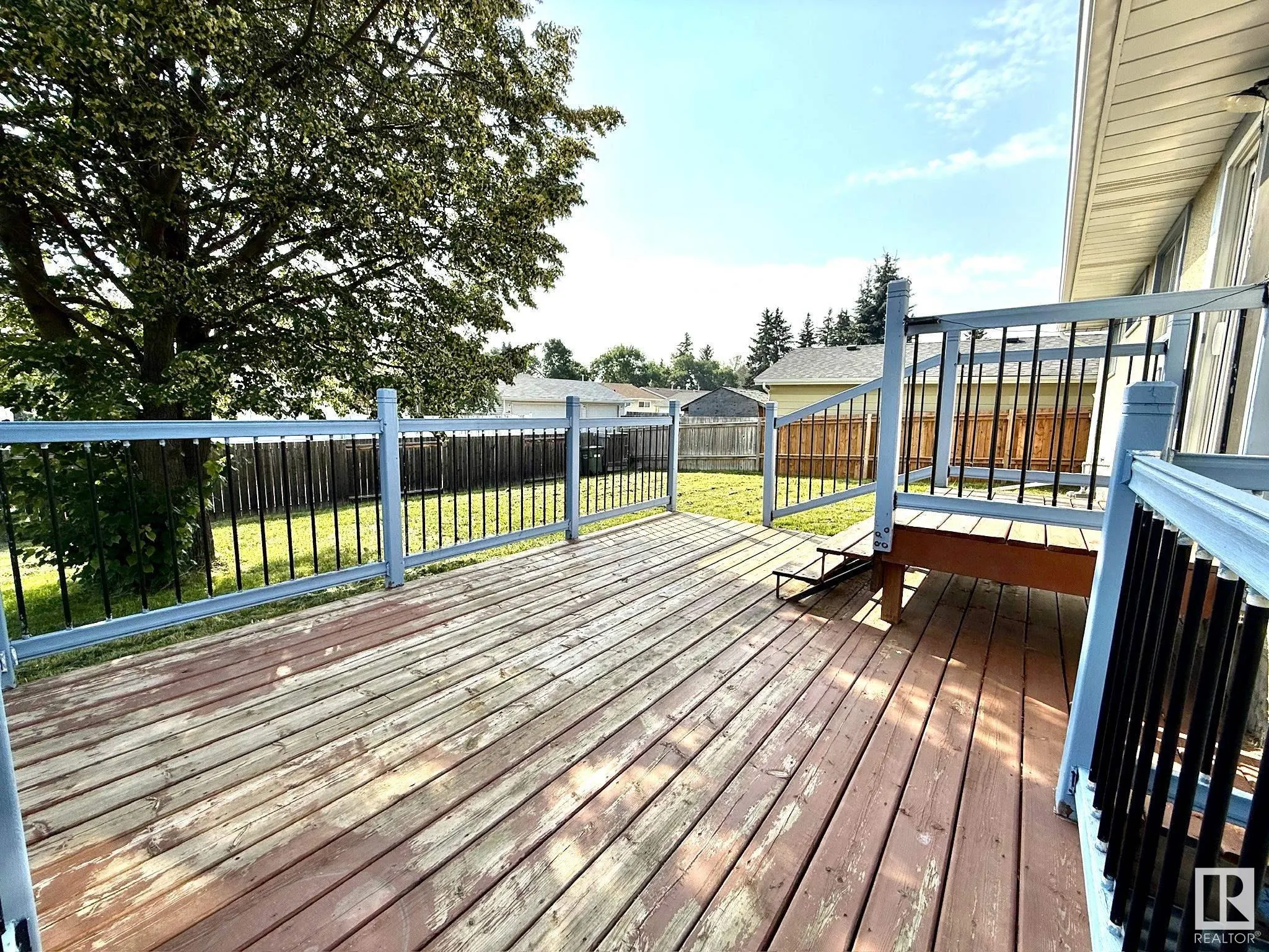 29 CAMELOT Crescent