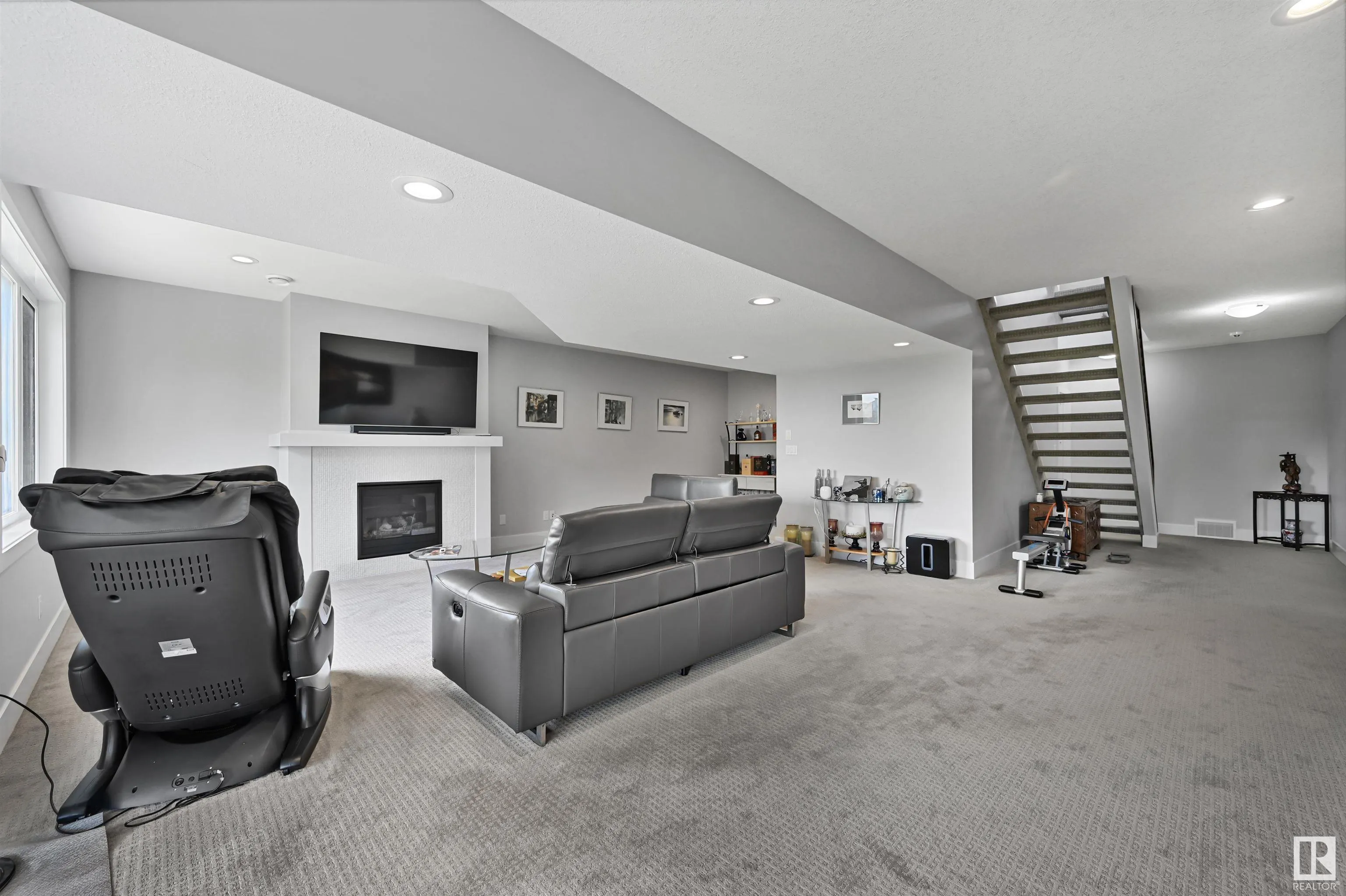 1025 HUCKELL Place