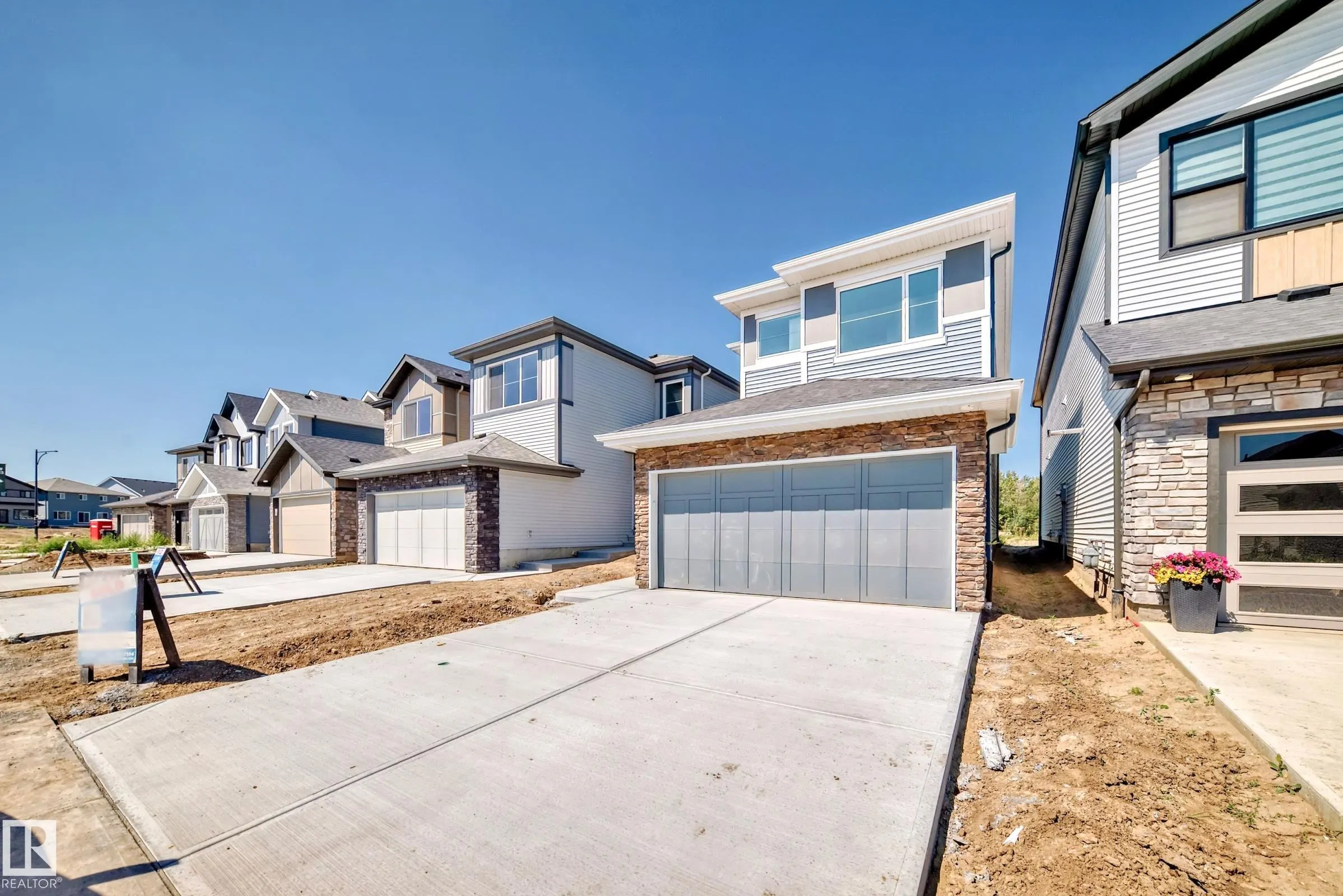 637 KINGLET Boulevard