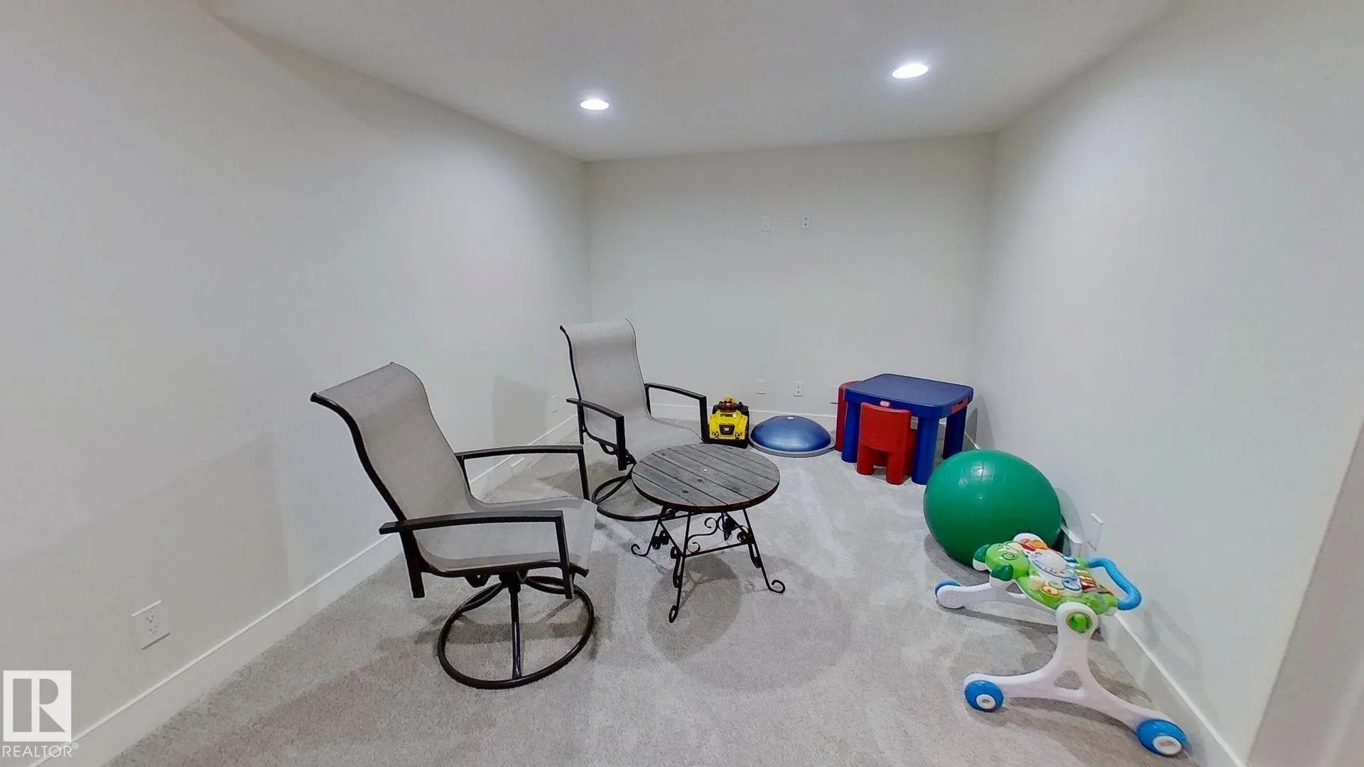 922 MORRIS Way