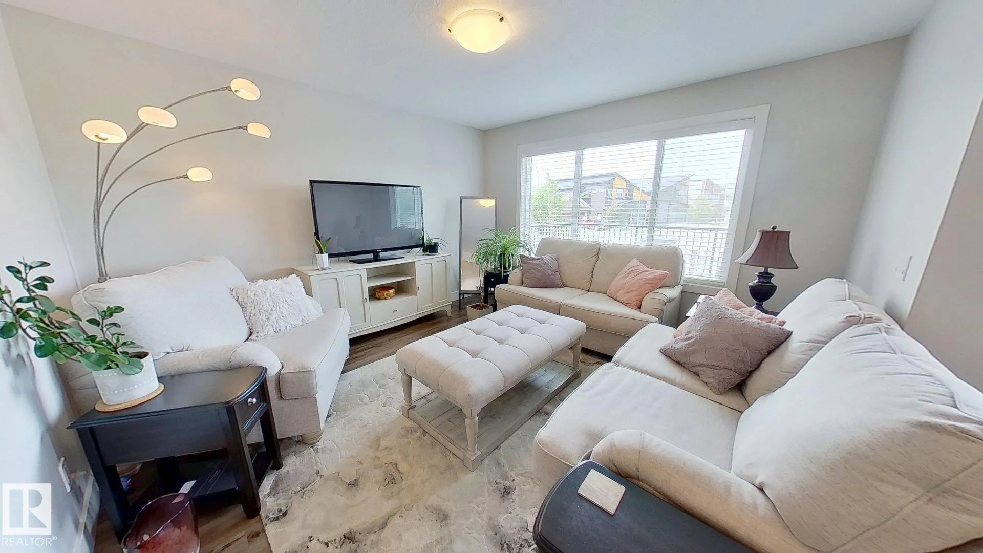 922 MORRIS Way