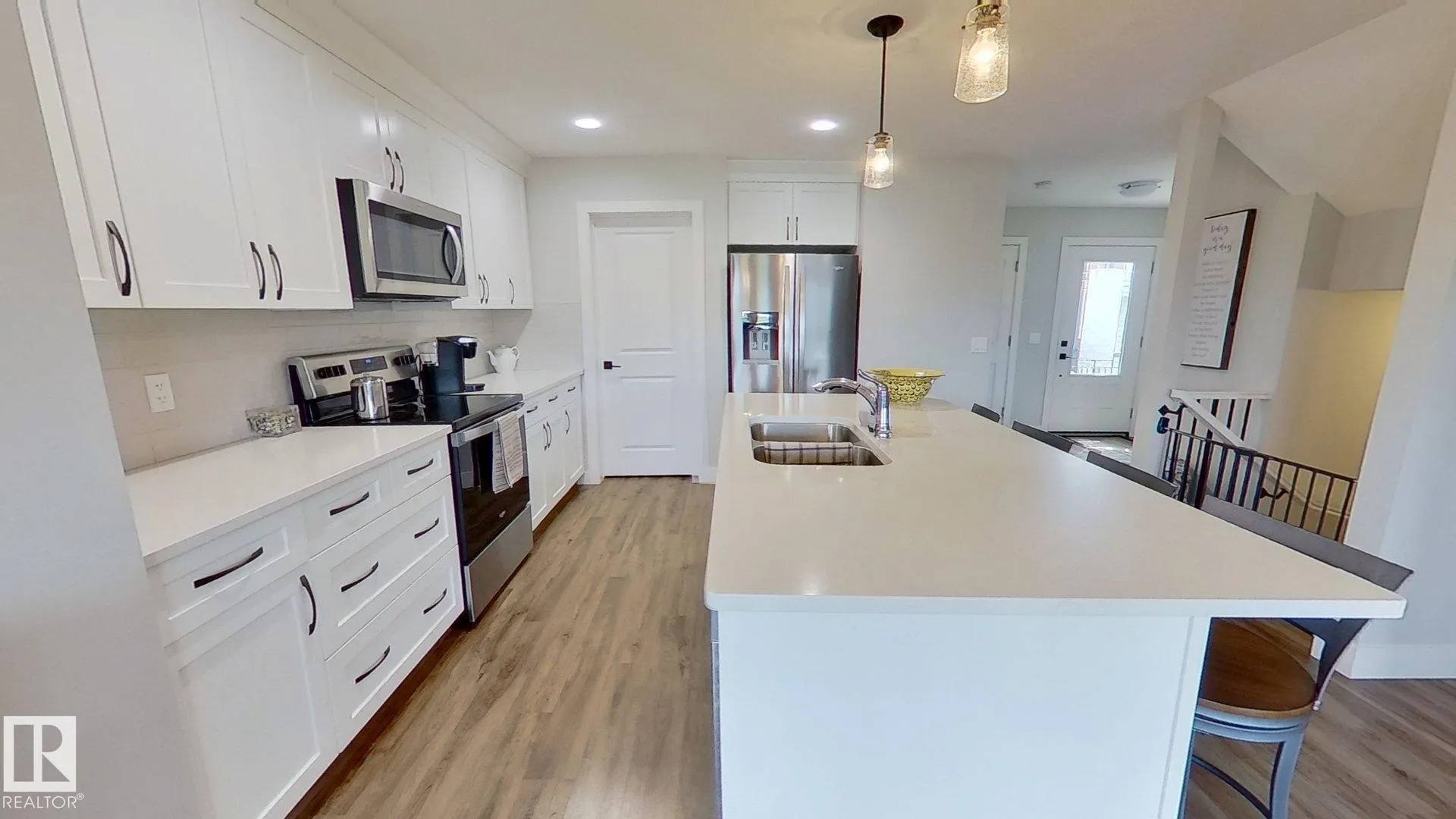 922 MORRIS Way
