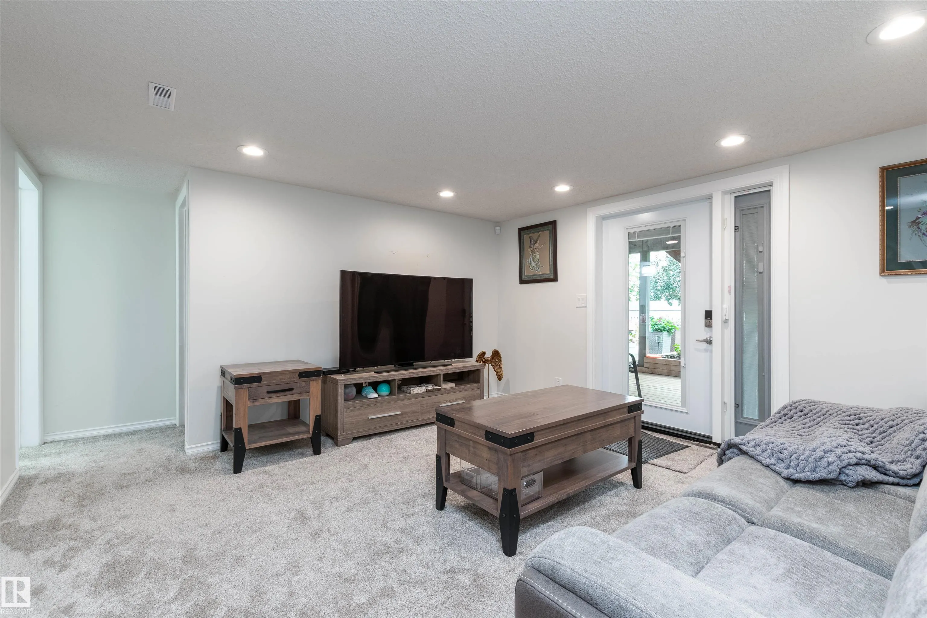 8 CARMEL Close
