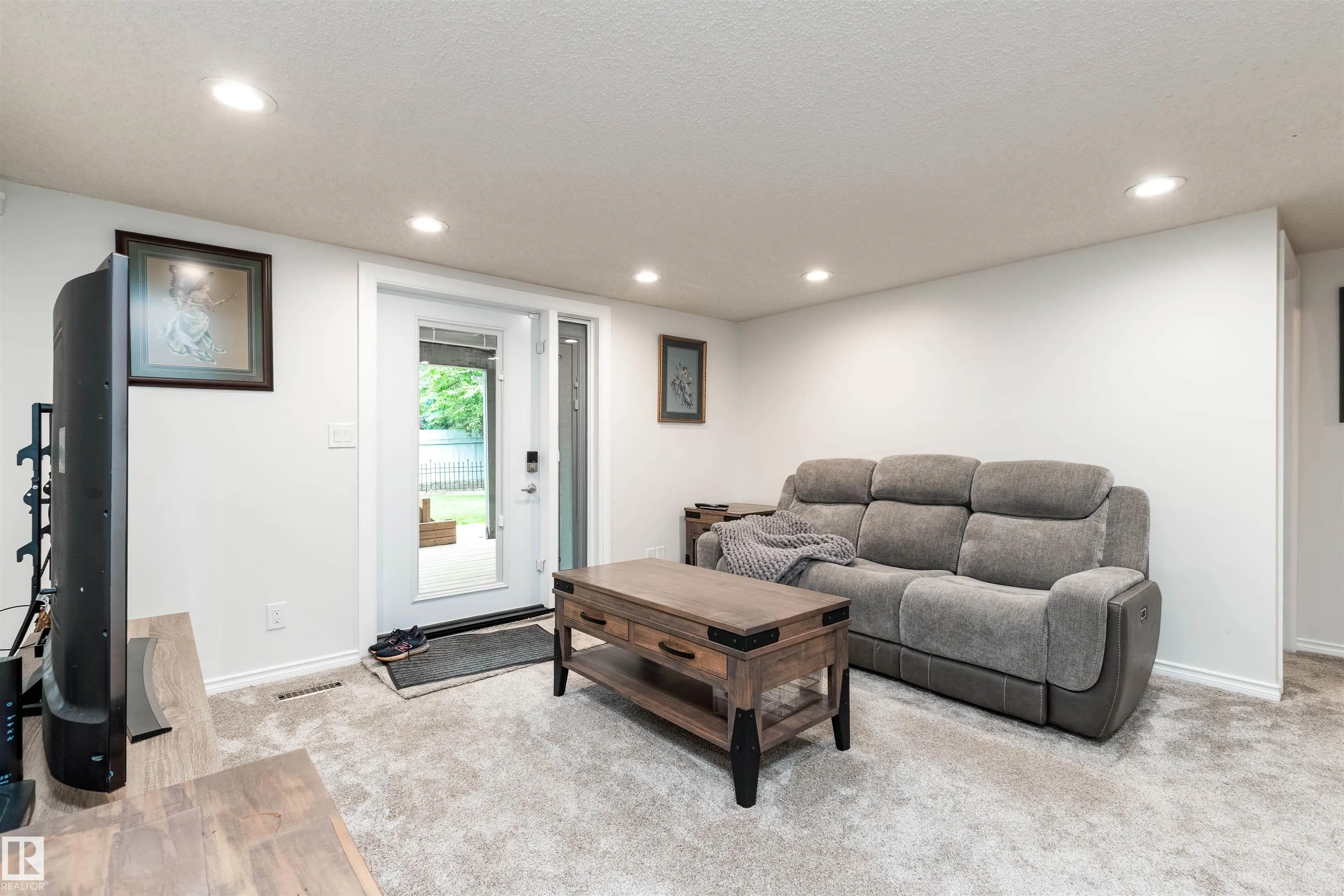 8 CARMEL Close