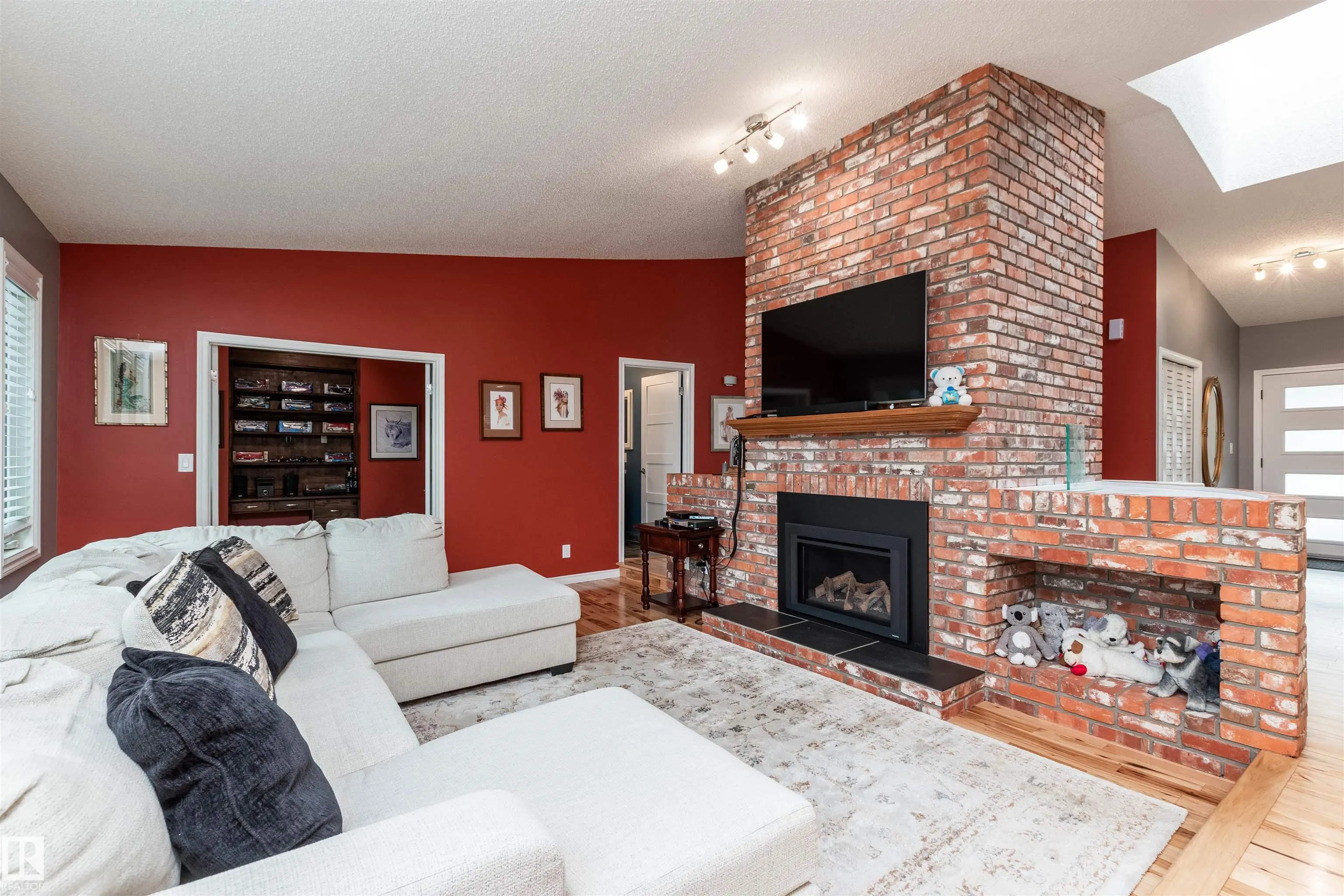 8 CARMEL Close