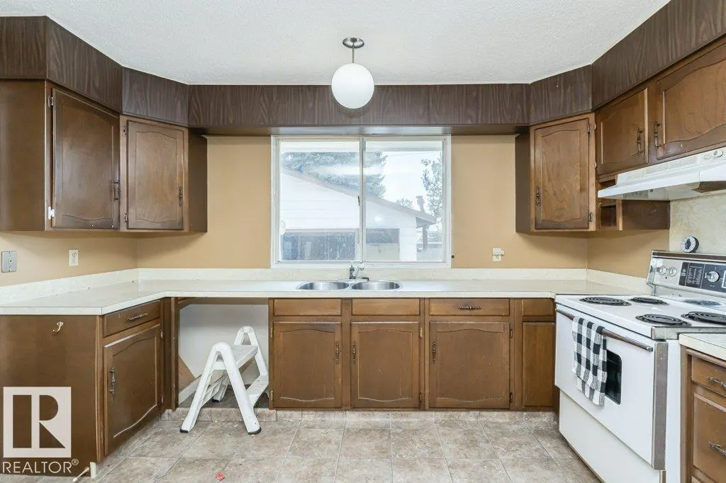 1036 MOYER Drive