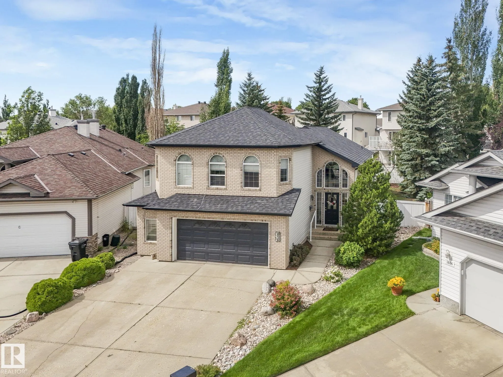 1032 ORMSBY Crescent