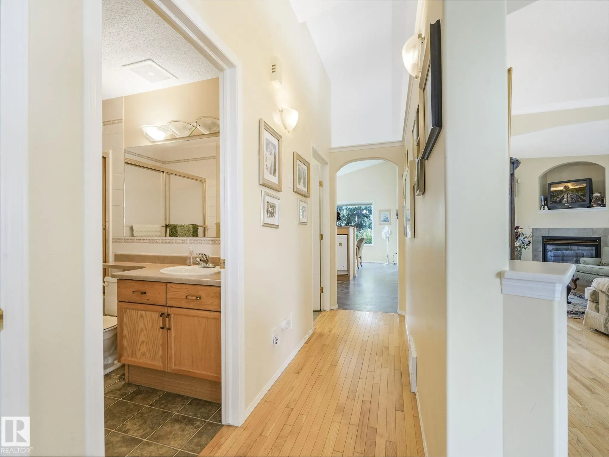 1032 ORMSBY Crescent