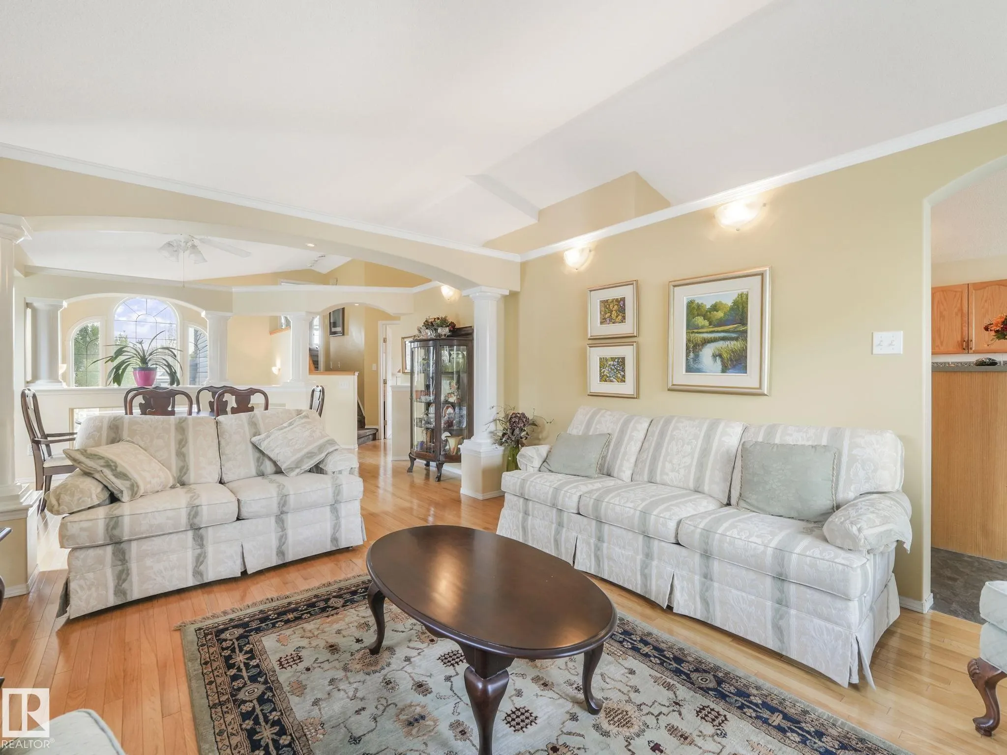1032 ORMSBY Crescent