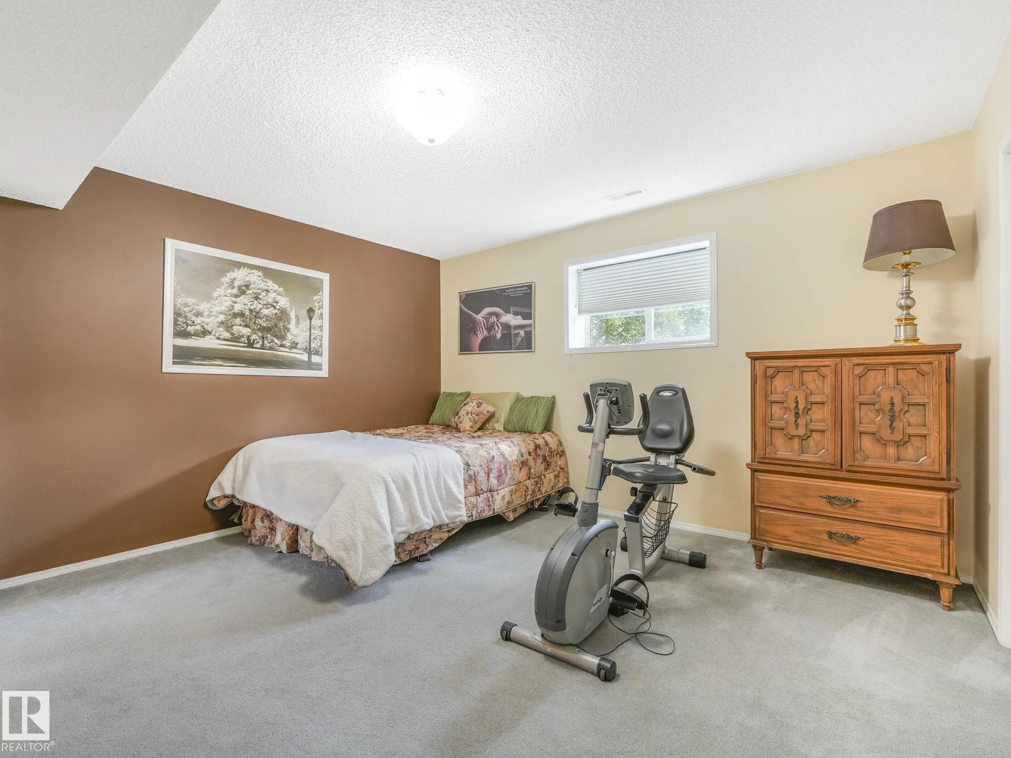1032 ORMSBY Crescent