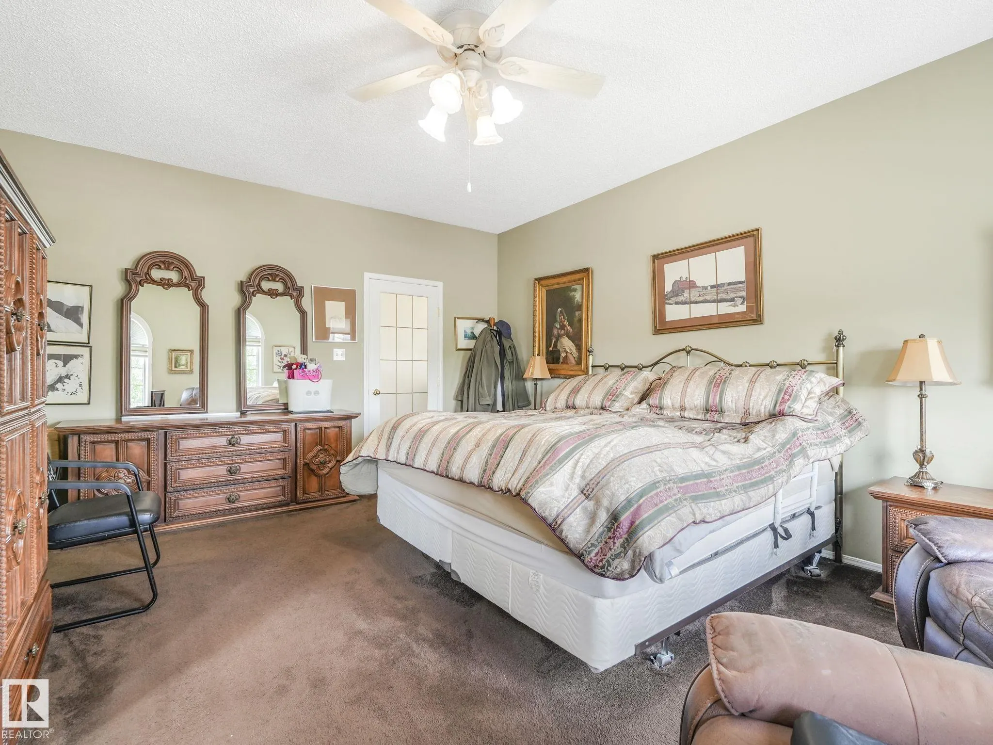 1032 ORMSBY Crescent