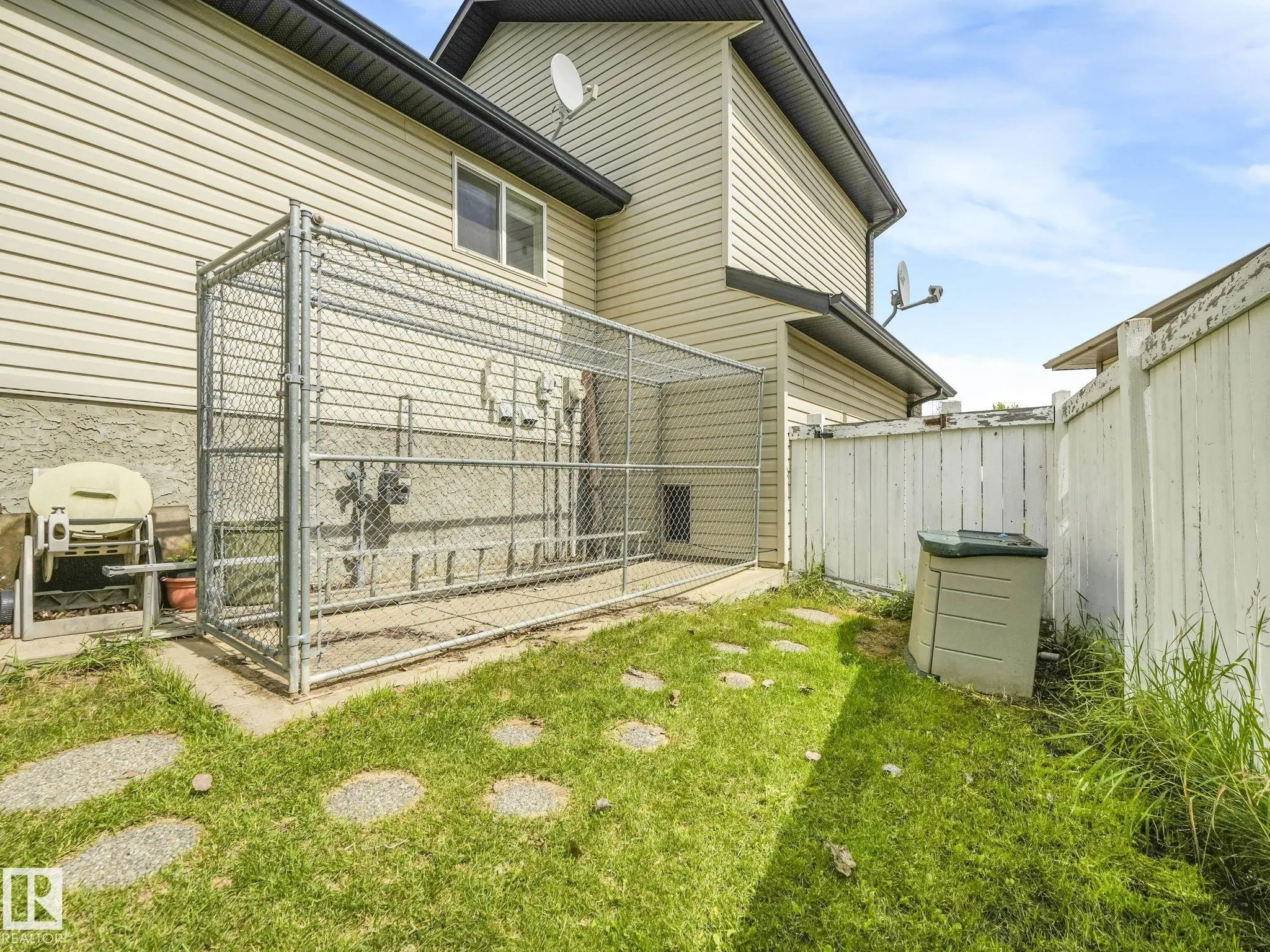 1032 ORMSBY Crescent
