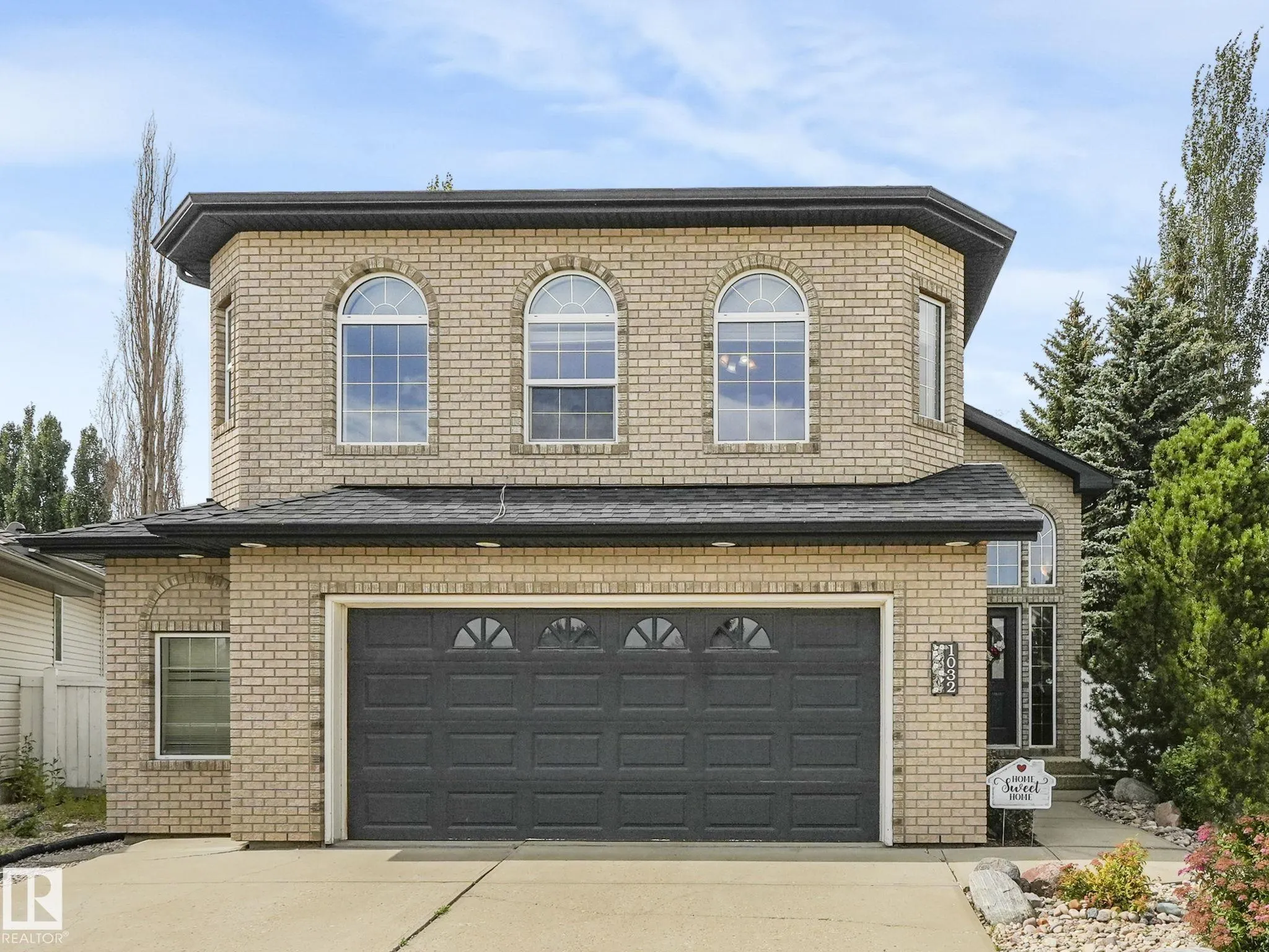 1032 ORMSBY Crescent