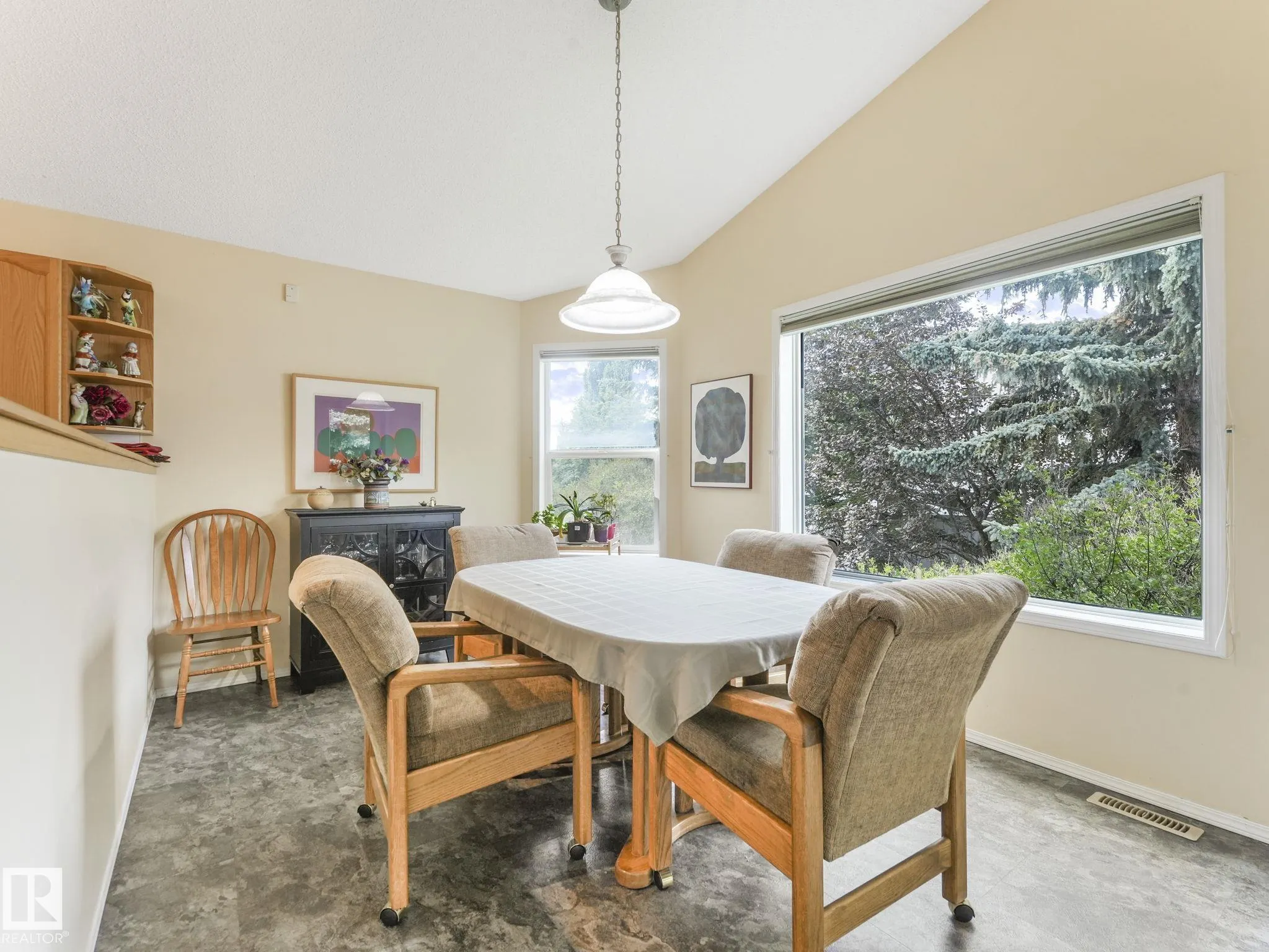 1032 ORMSBY Crescent