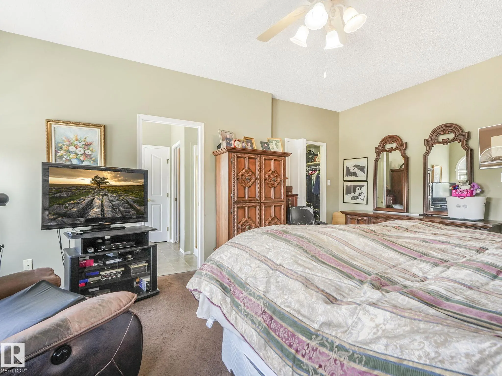 1032 ORMSBY Crescent