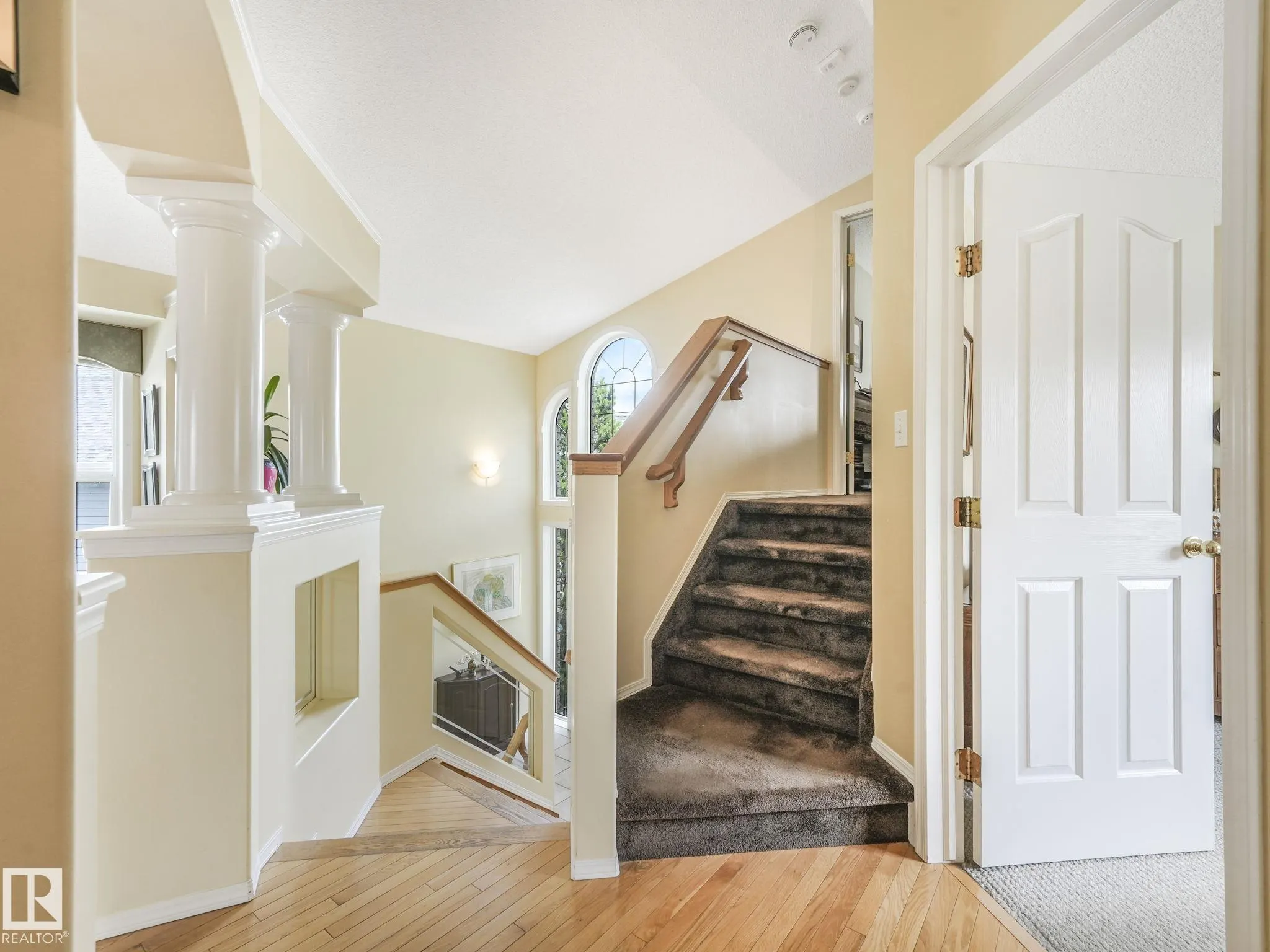1032 ORMSBY Crescent