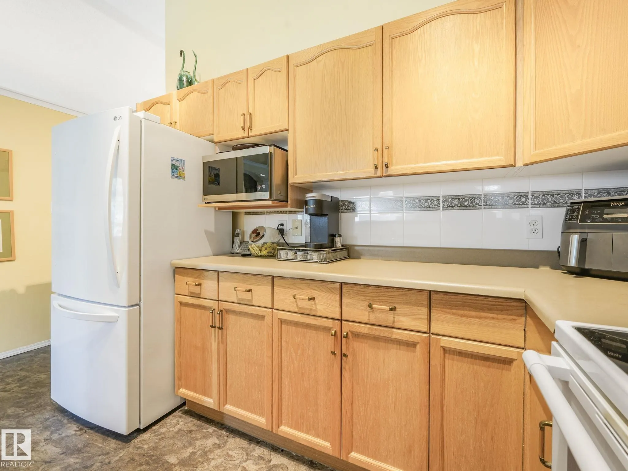 1032 ORMSBY Crescent