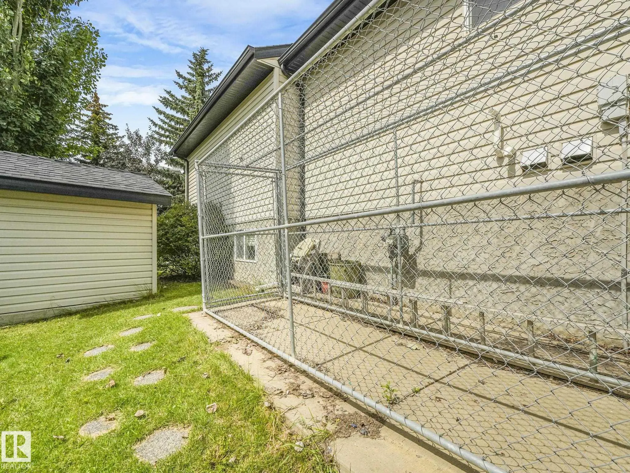 1032 ORMSBY Crescent
