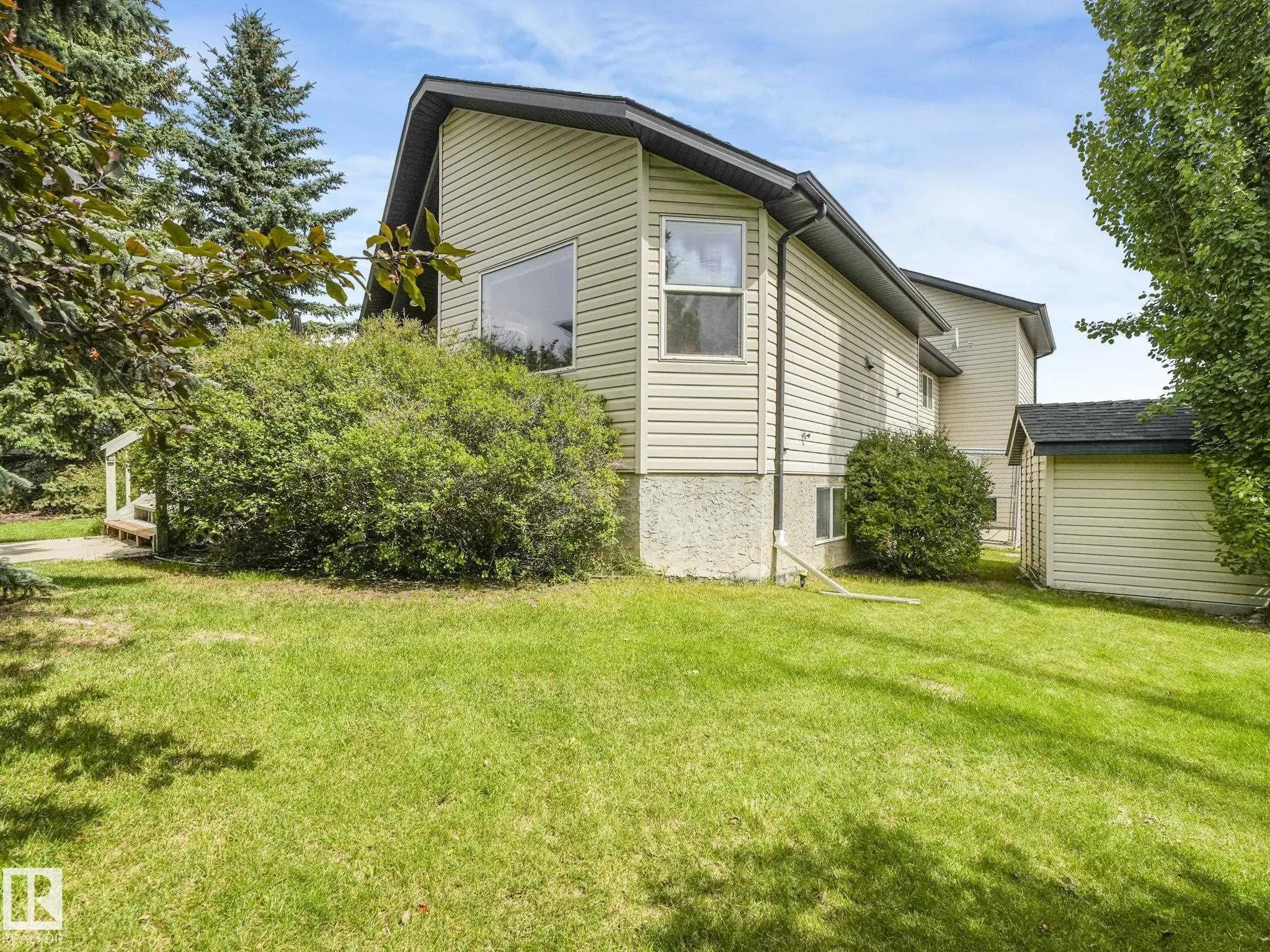 1032 ORMSBY Crescent