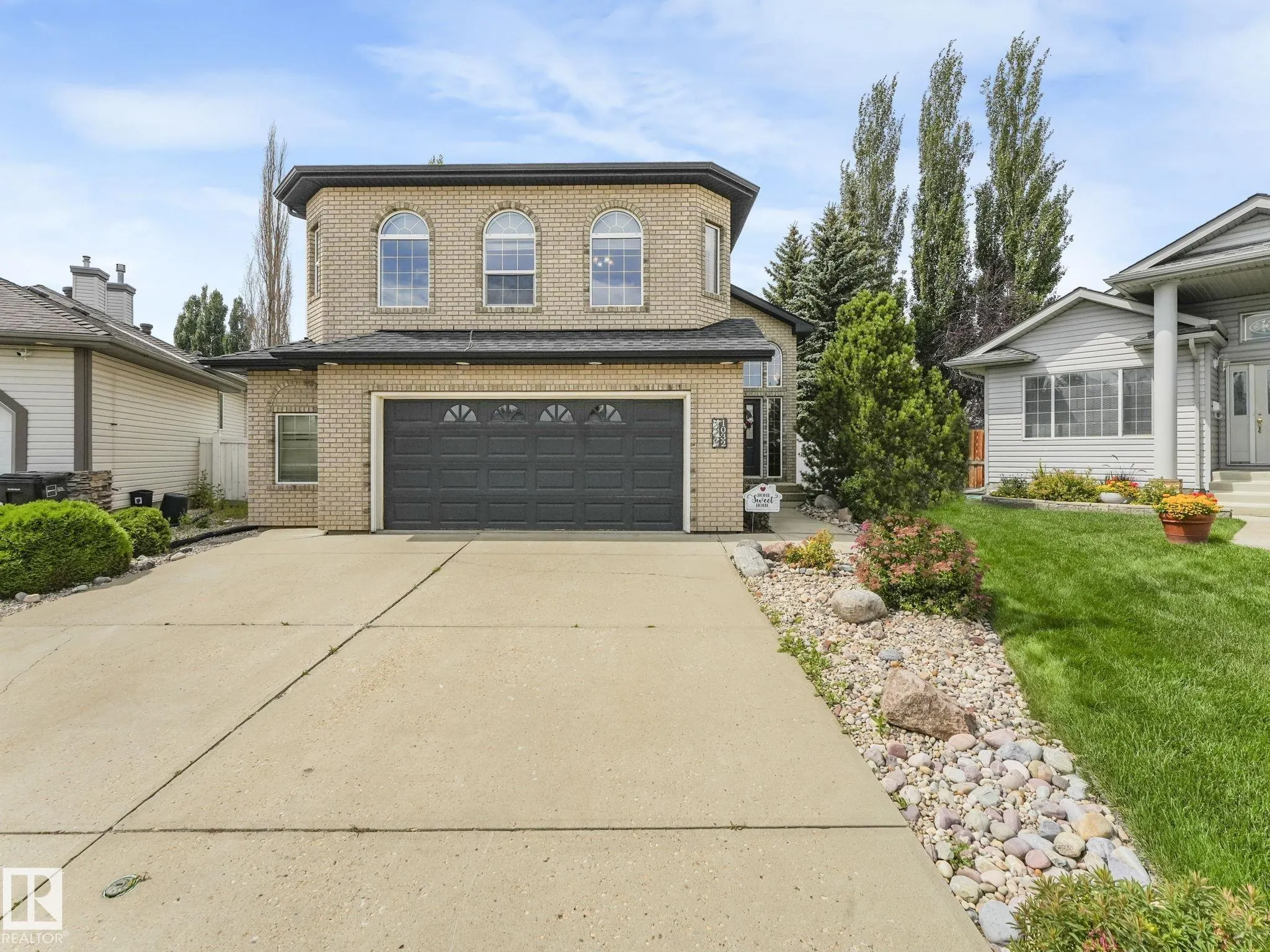1032 ORMSBY Crescent