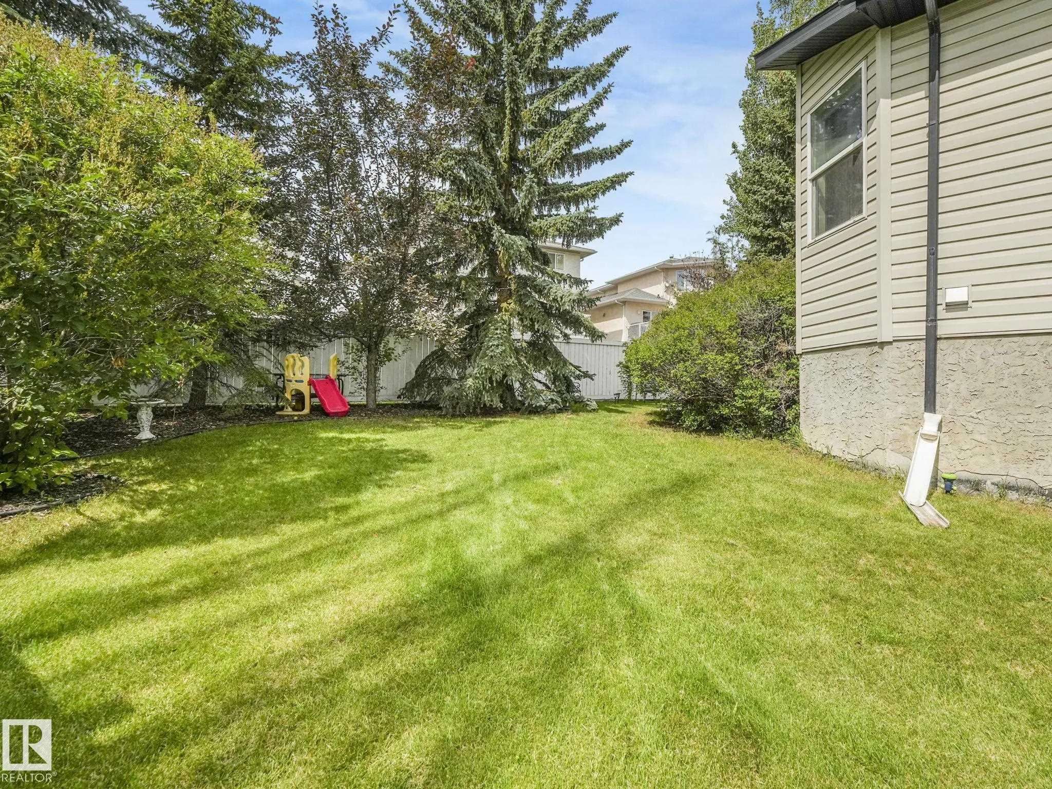 1032 ORMSBY Crescent