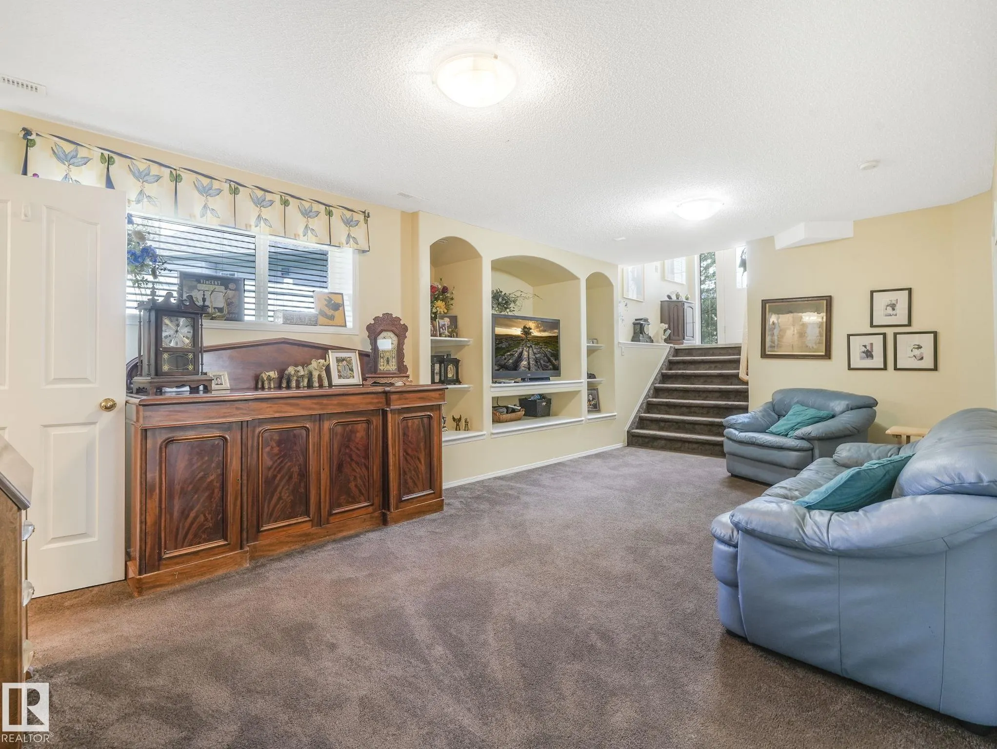 1032 ORMSBY Crescent