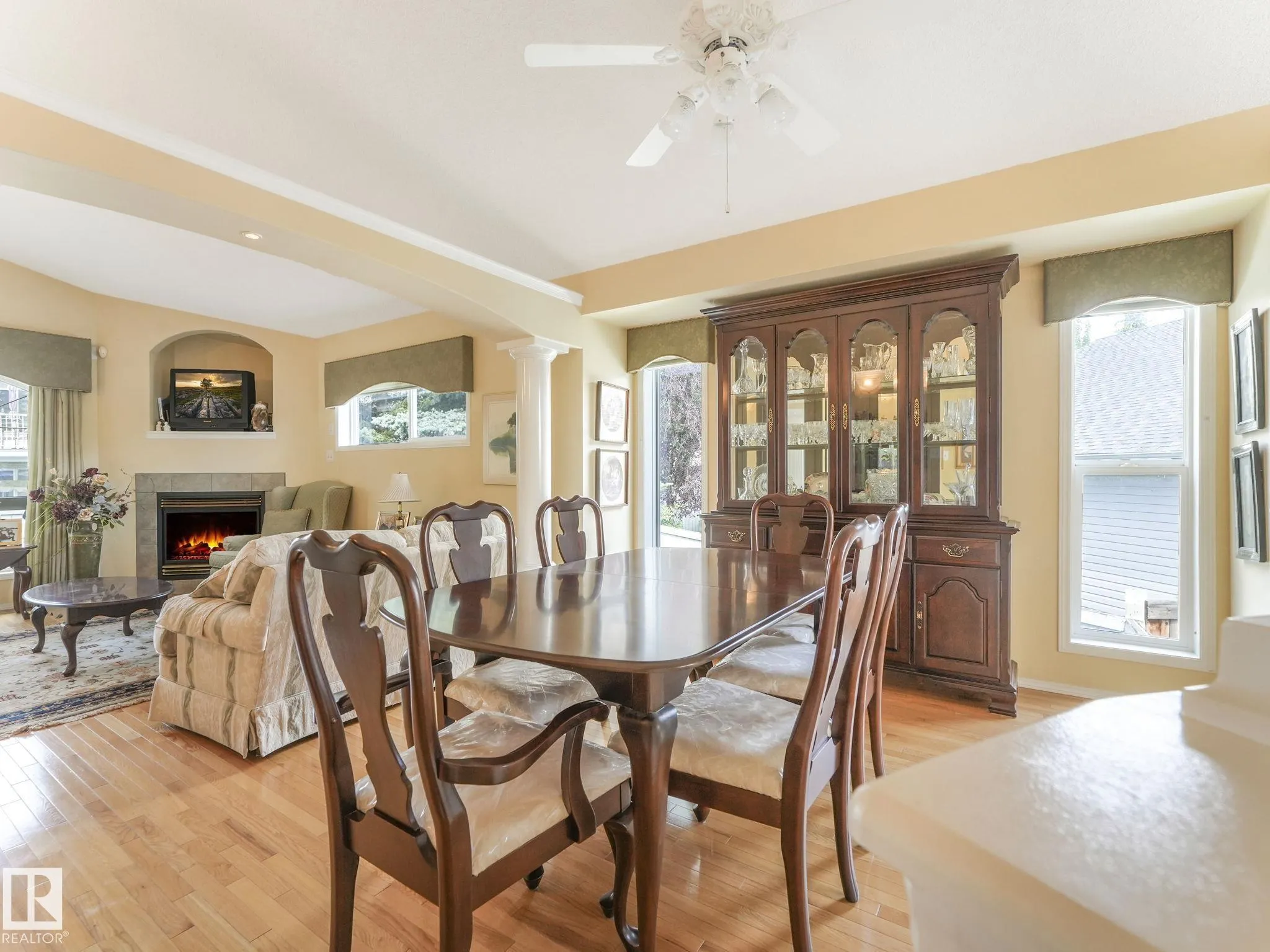 1032 ORMSBY Crescent