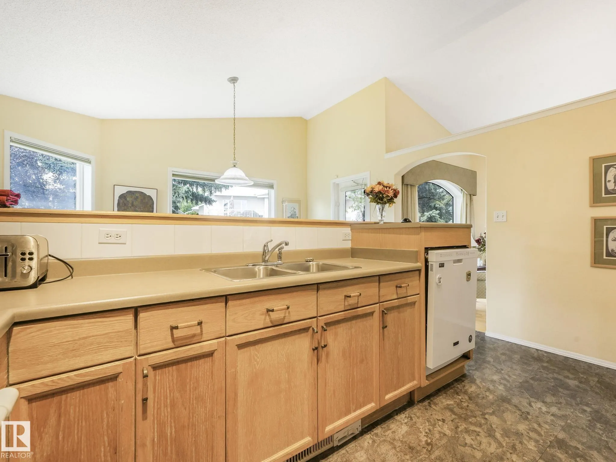 1032 ORMSBY Crescent