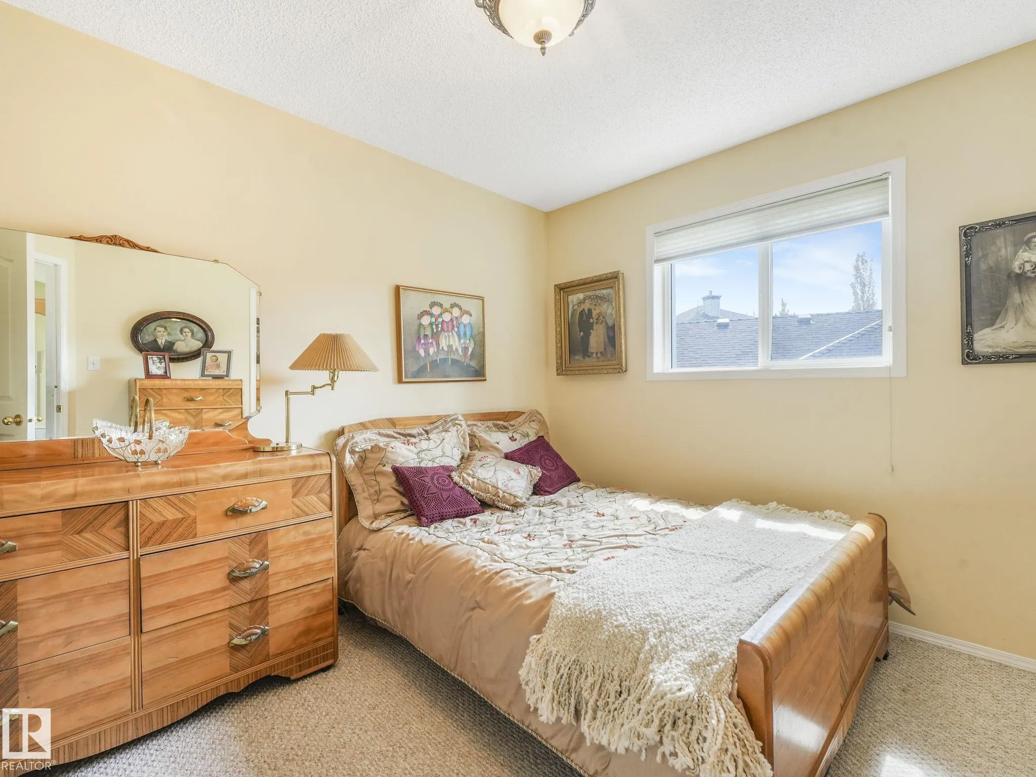 1032 ORMSBY Crescent