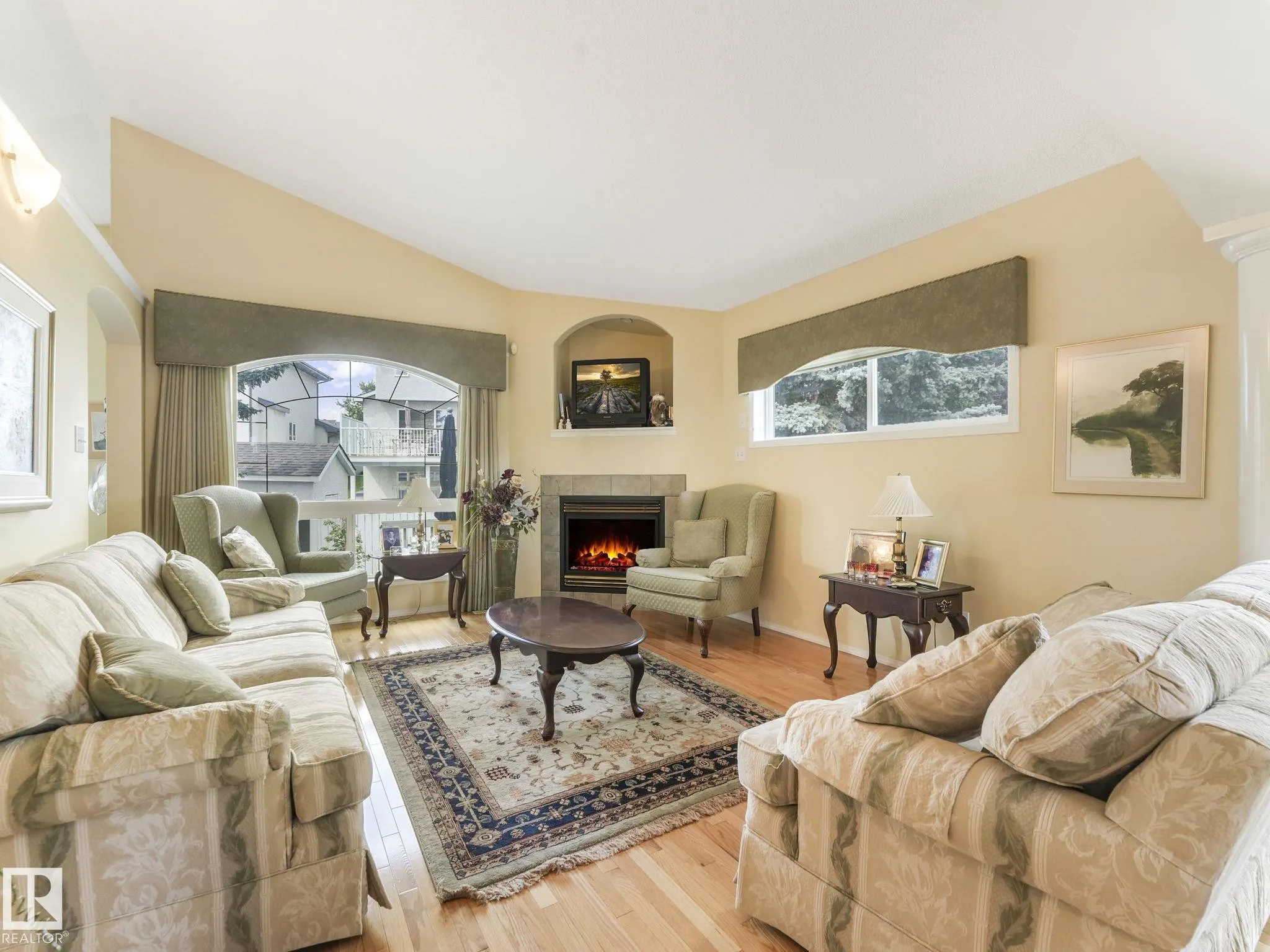 1032 ORMSBY Crescent