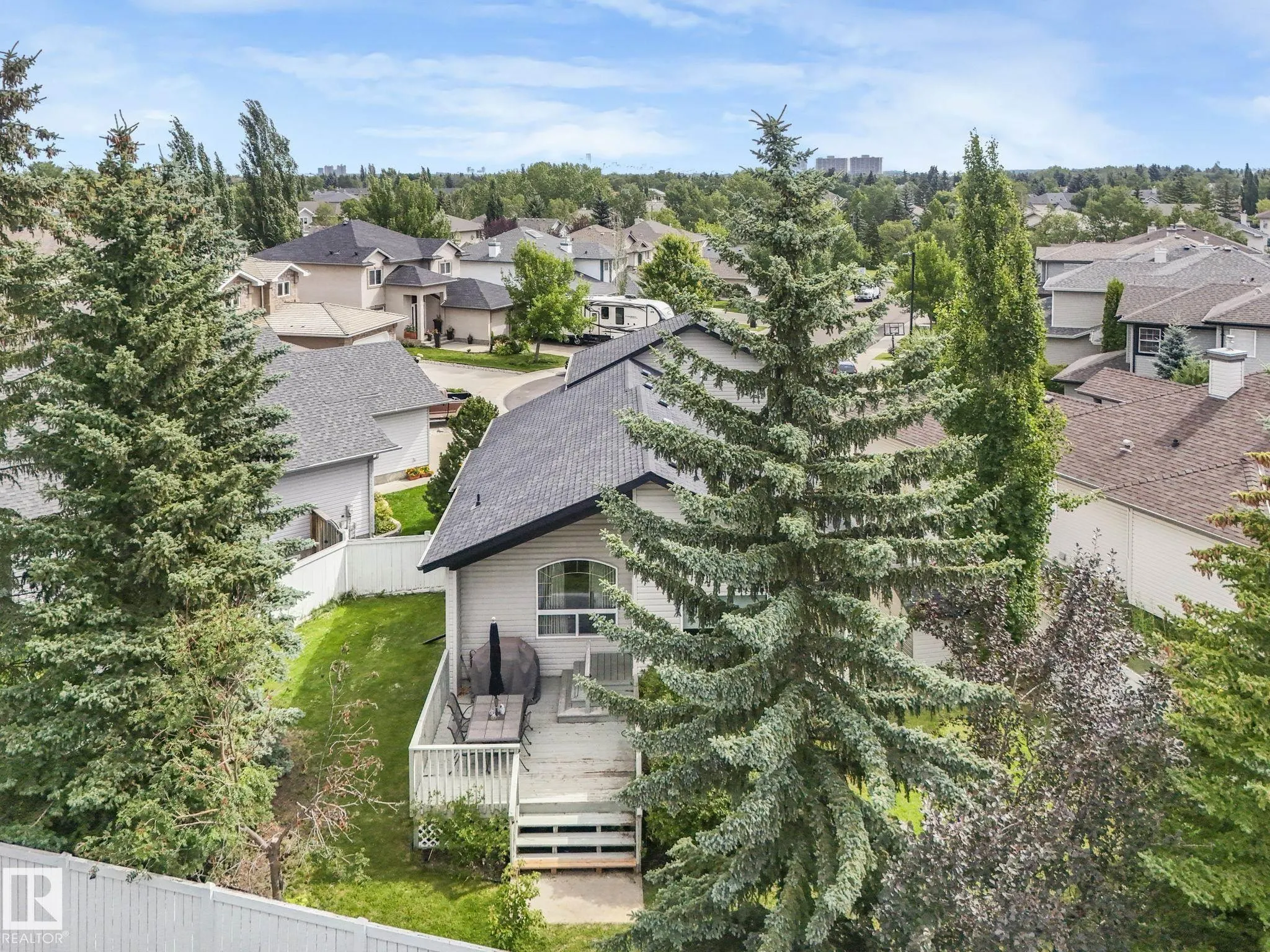 1032 ORMSBY Crescent