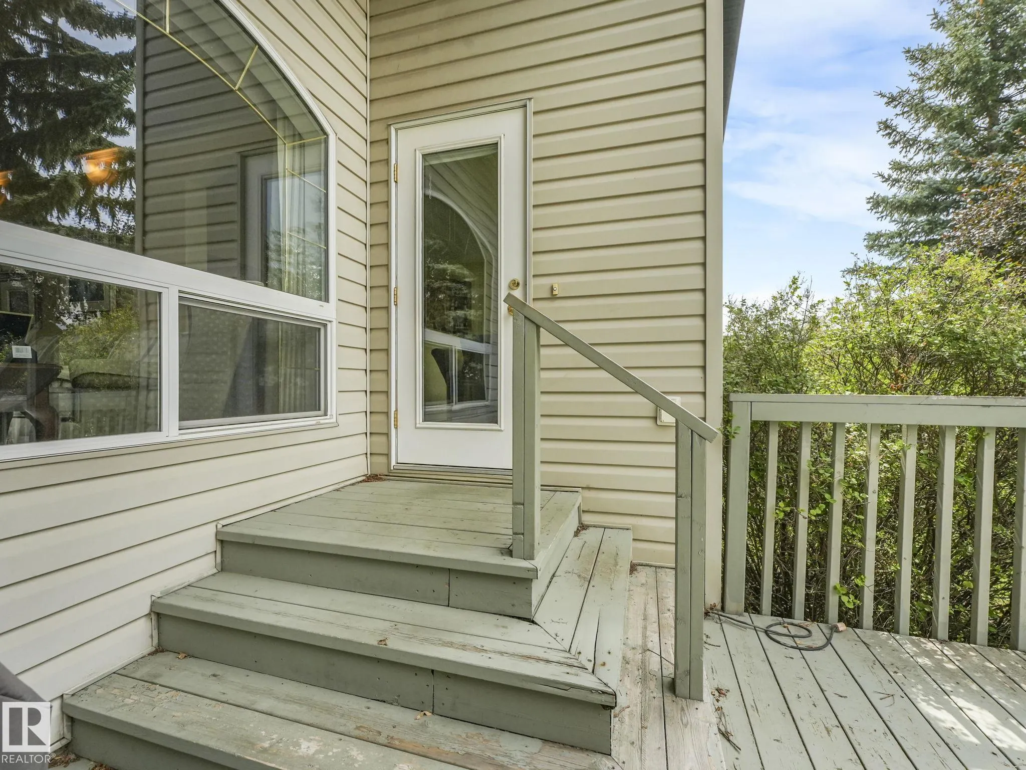 1032 ORMSBY Crescent
