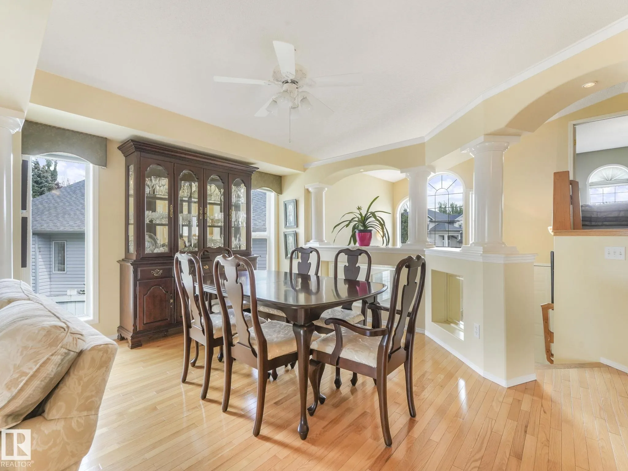 1032 ORMSBY Crescent