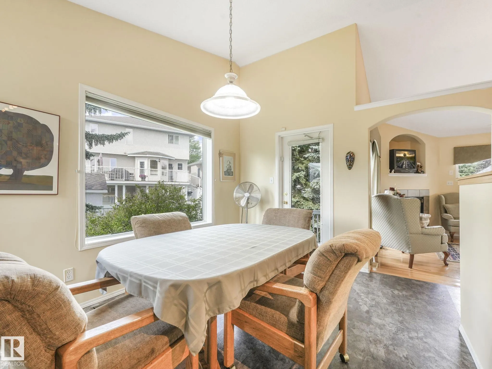 1032 ORMSBY Crescent