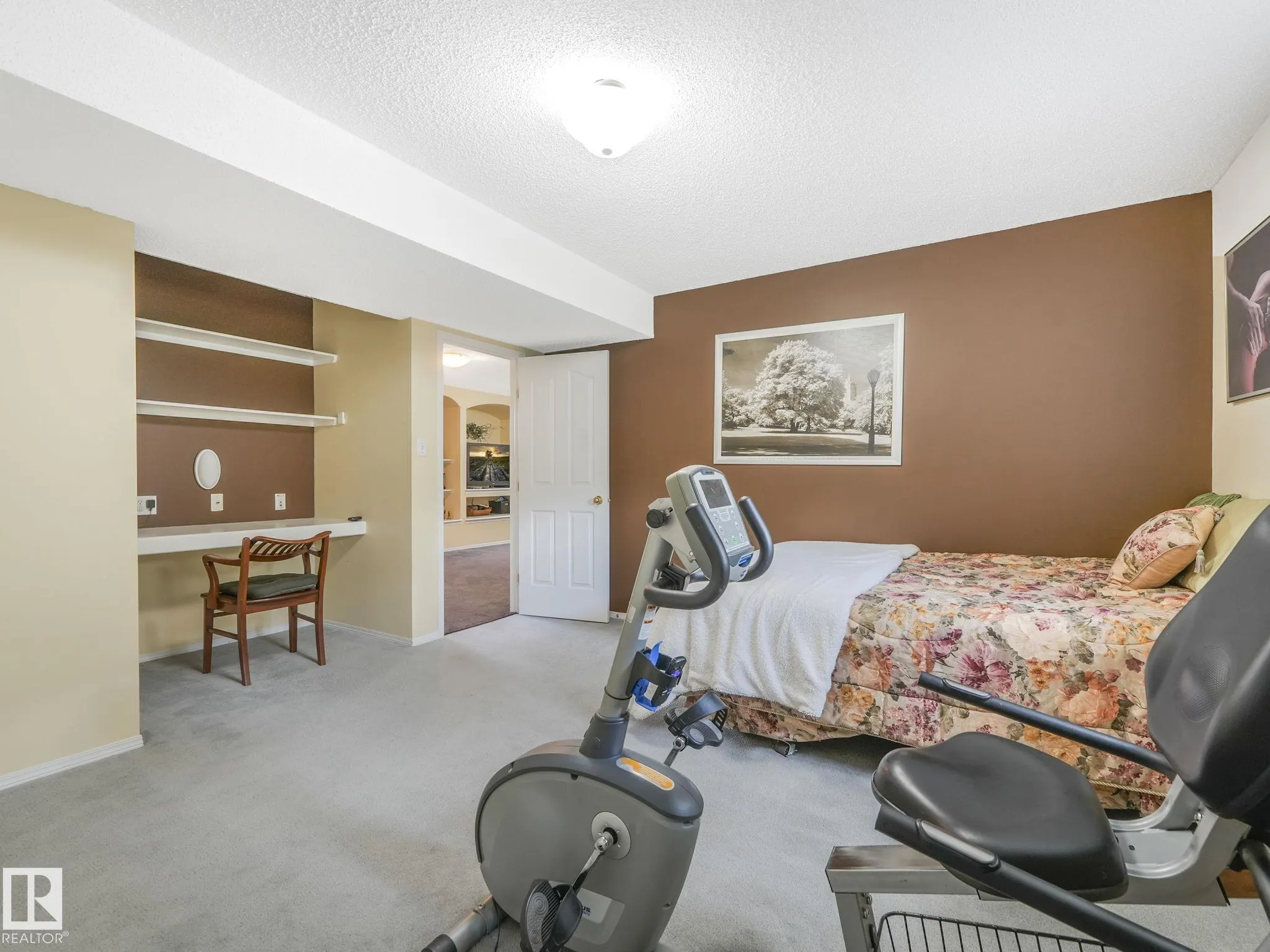 1032 ORMSBY Crescent