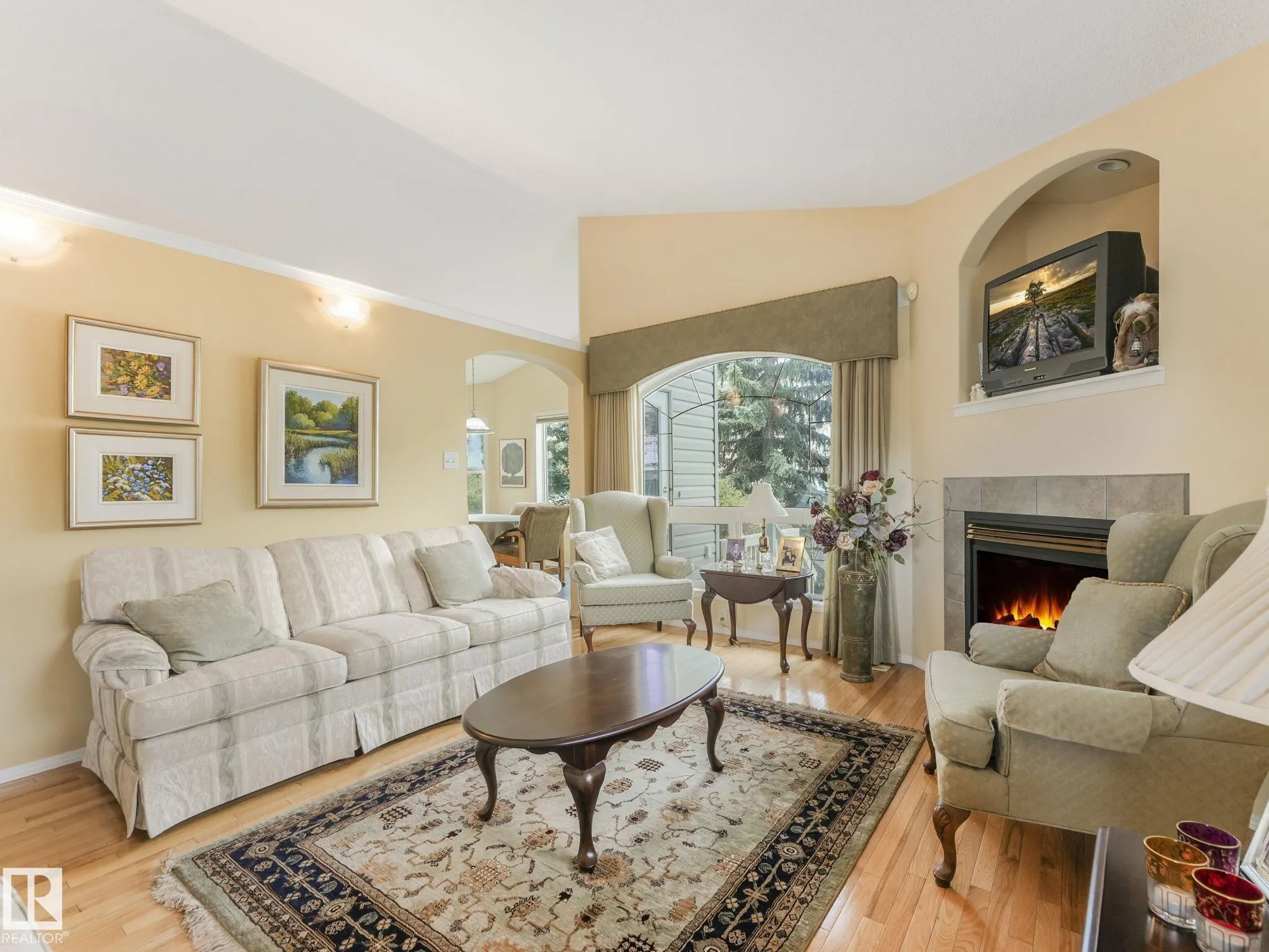 1032 ORMSBY Crescent
